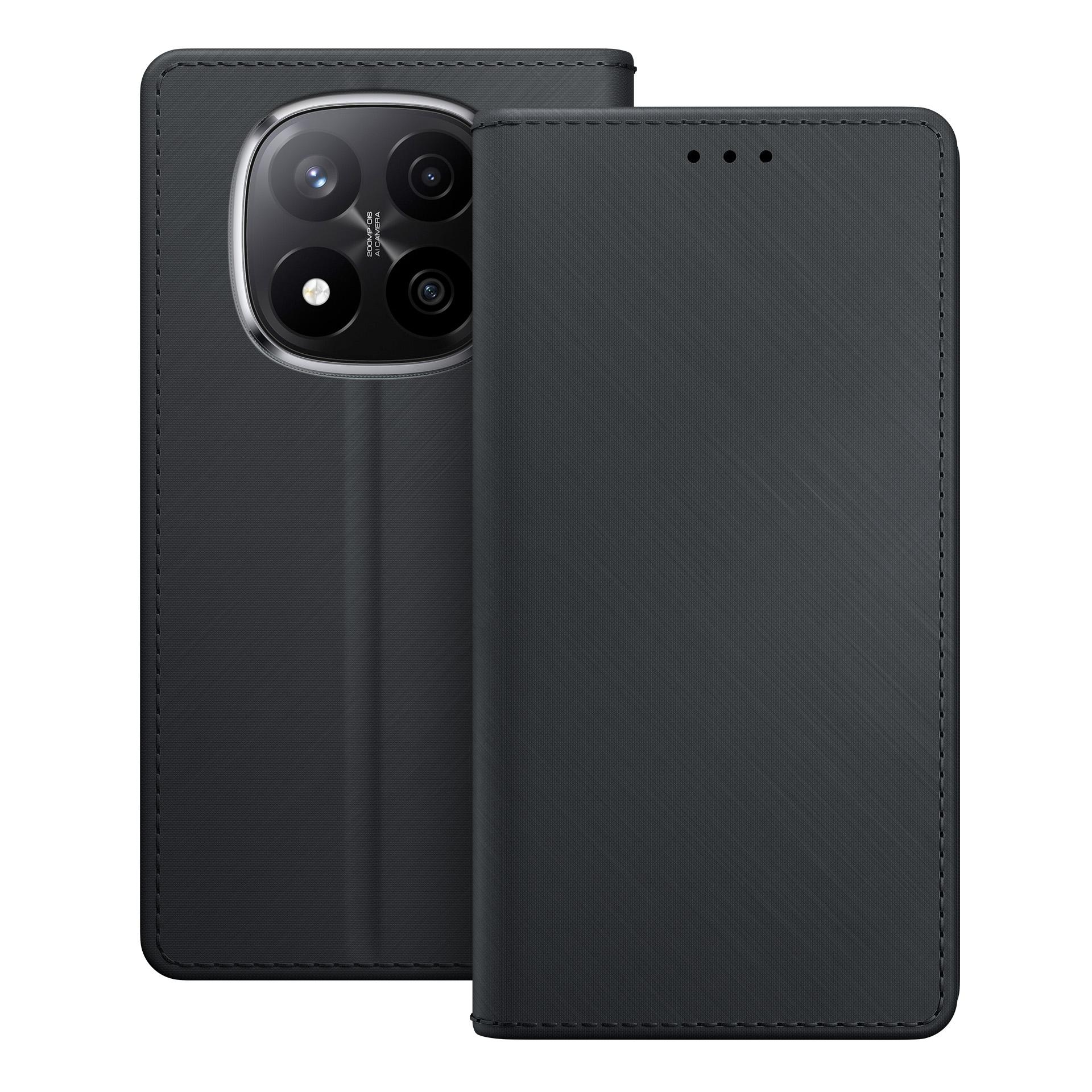 Czarne etui z klapką, widoczny aparat i szwy na białym tle.