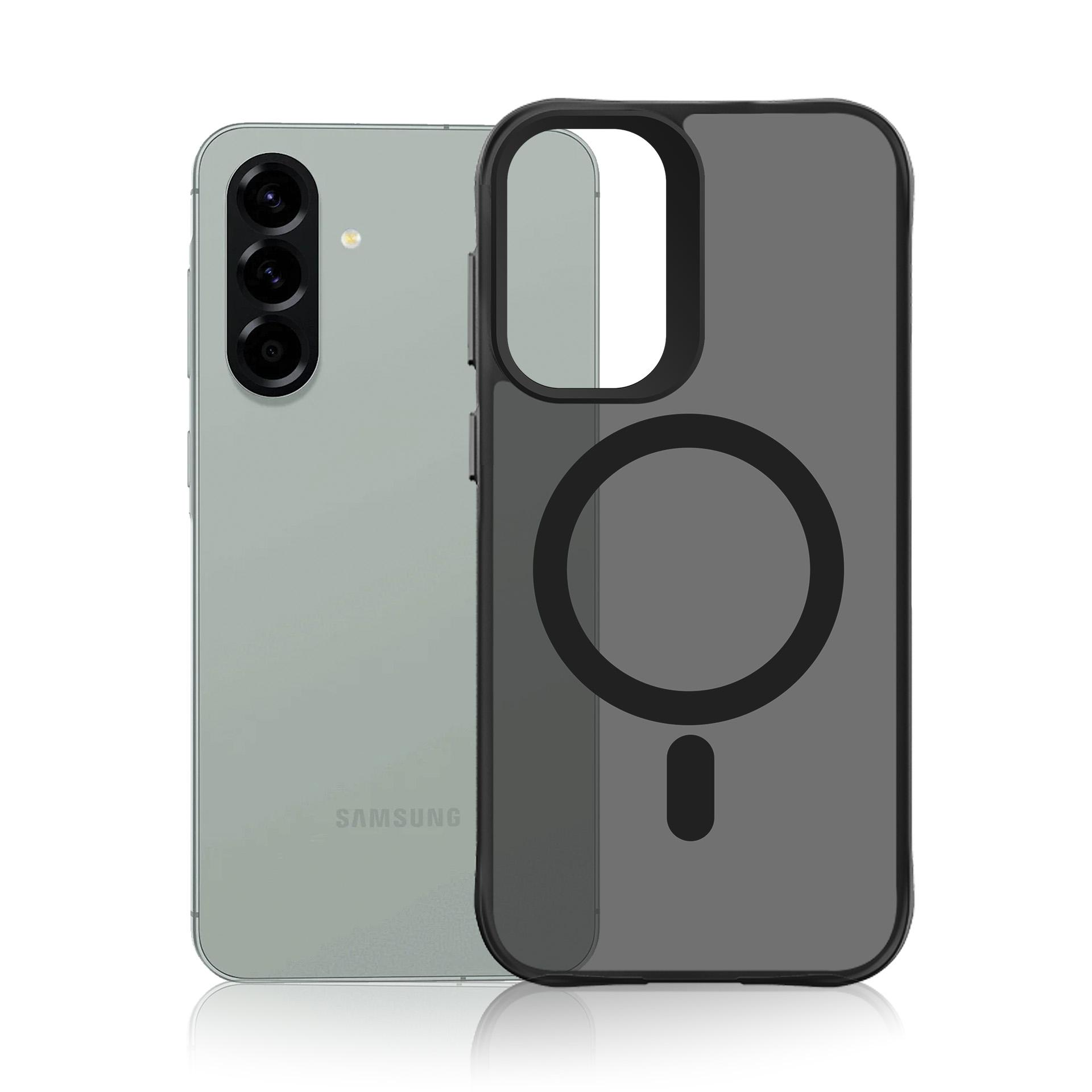 Jasnozielony smartfon z trzema aparatami obok przezroczystego czarnego etui.