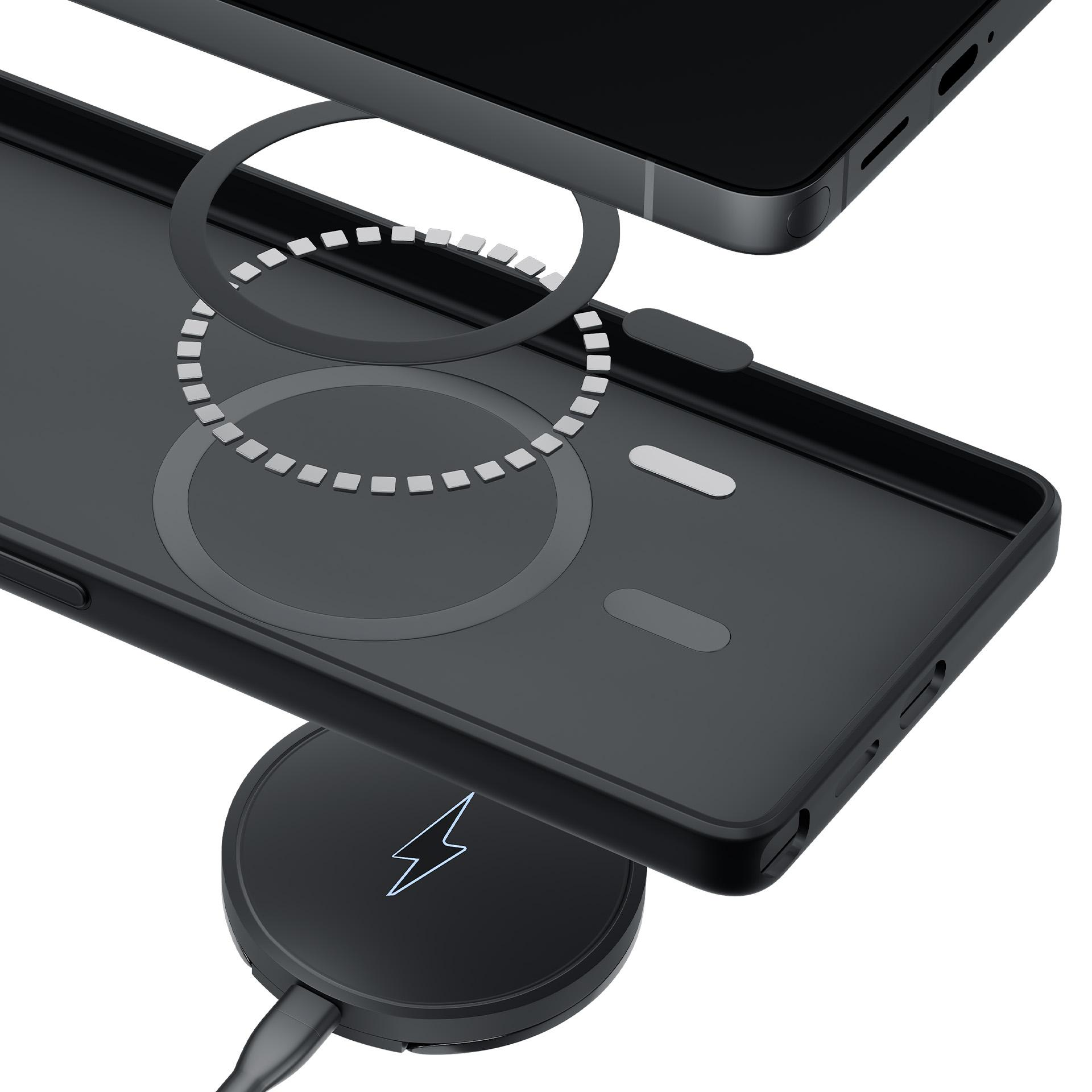 Czarny telefon z etui ładującym i pierścieniem ładującym na białym tle.