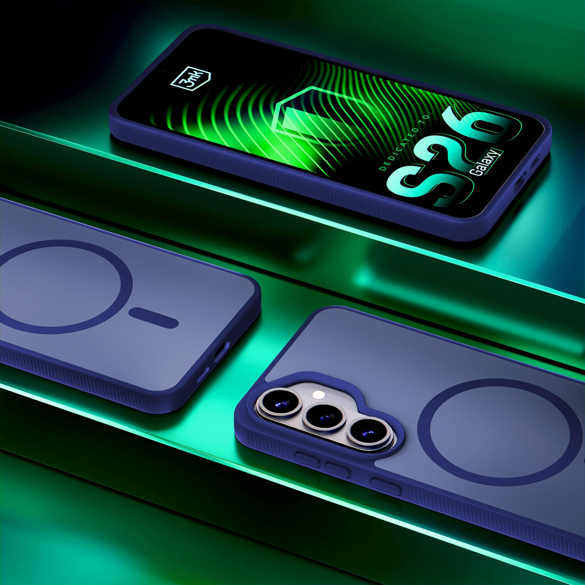 Trzy smartfony w niebieskich etui na zielonych szklanych półkach.
