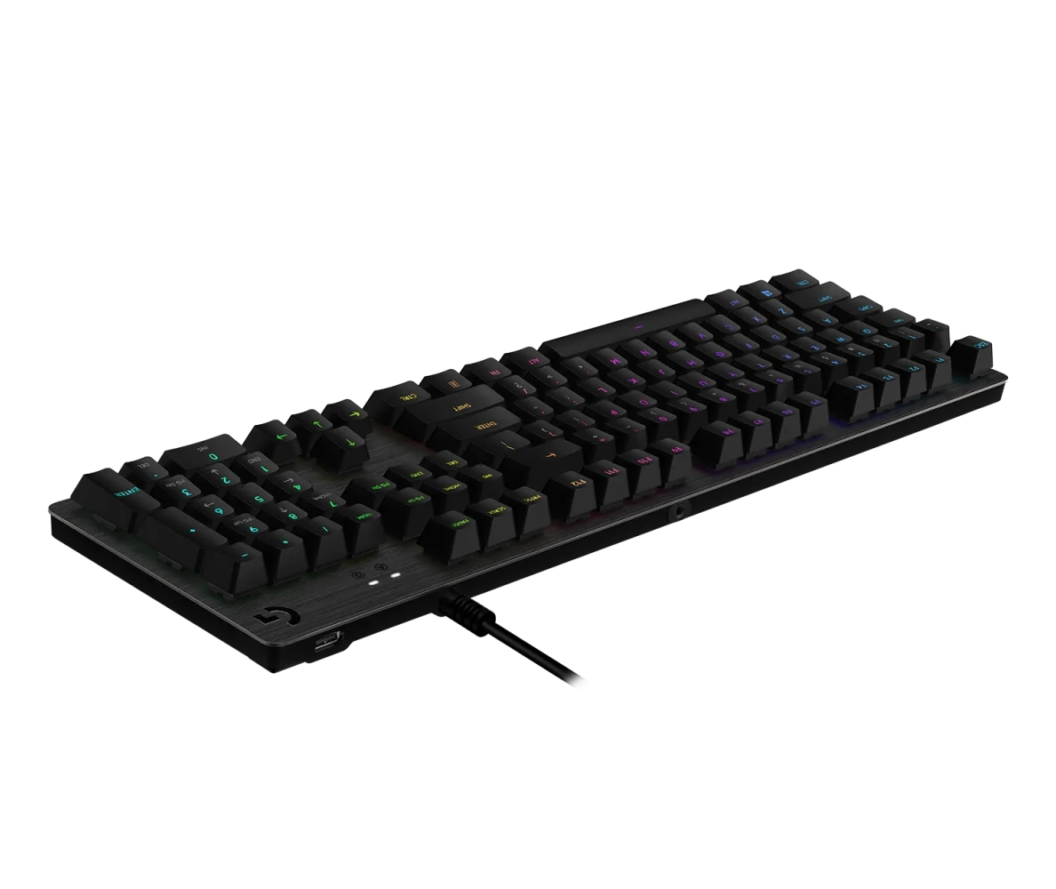 Czarna klawiatura z oświetleniem RGB, na białym tle.