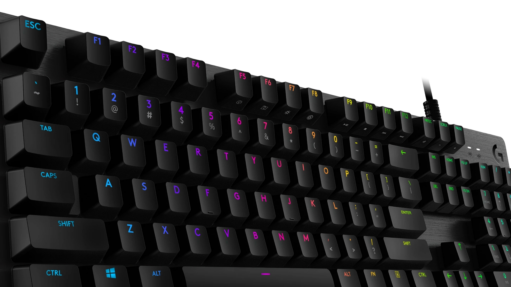 Czarna klawiatura z kolorowymi oznaczeniami klawiszy, zbliżenie.