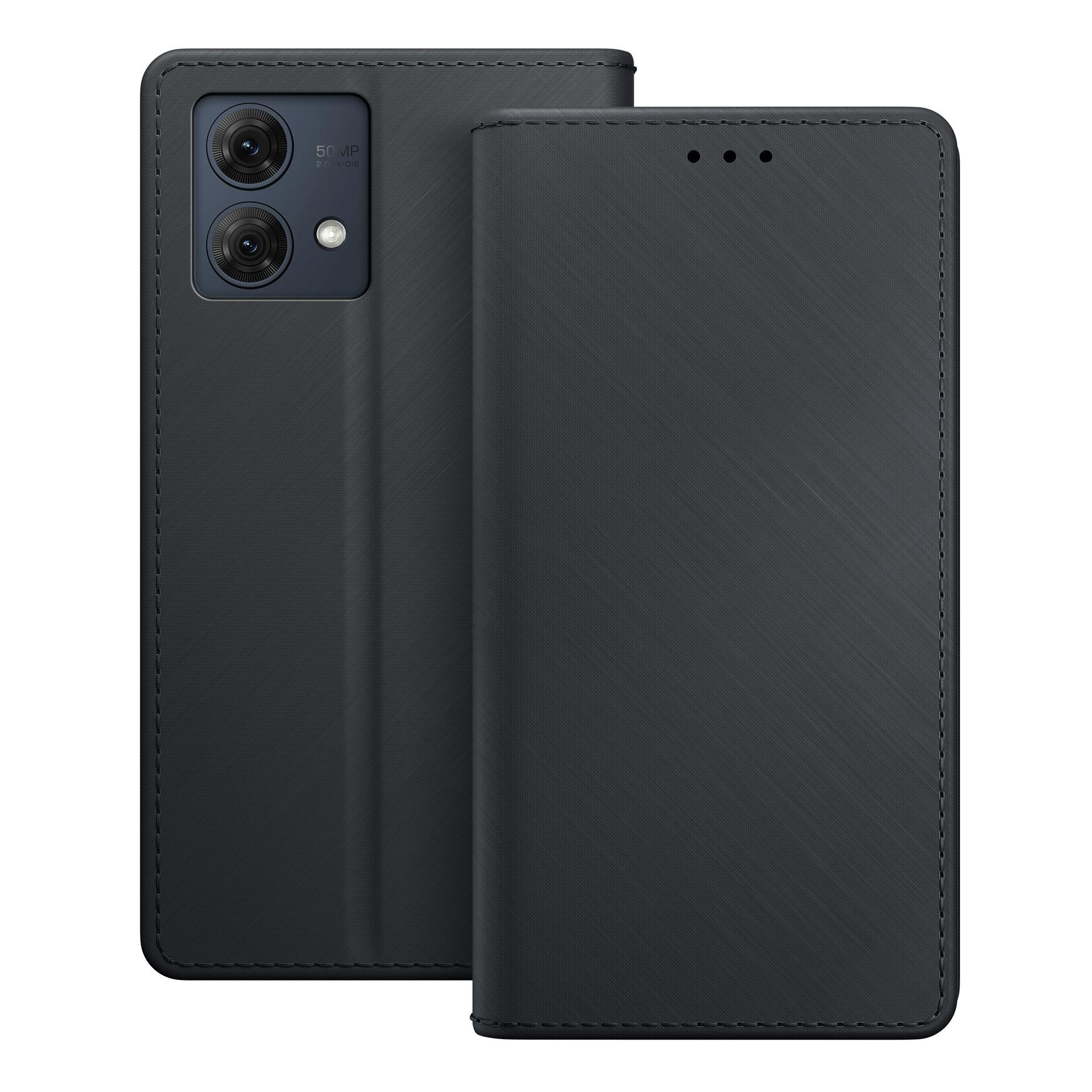 Czarny smartfon z aparatem i etui z klapką.