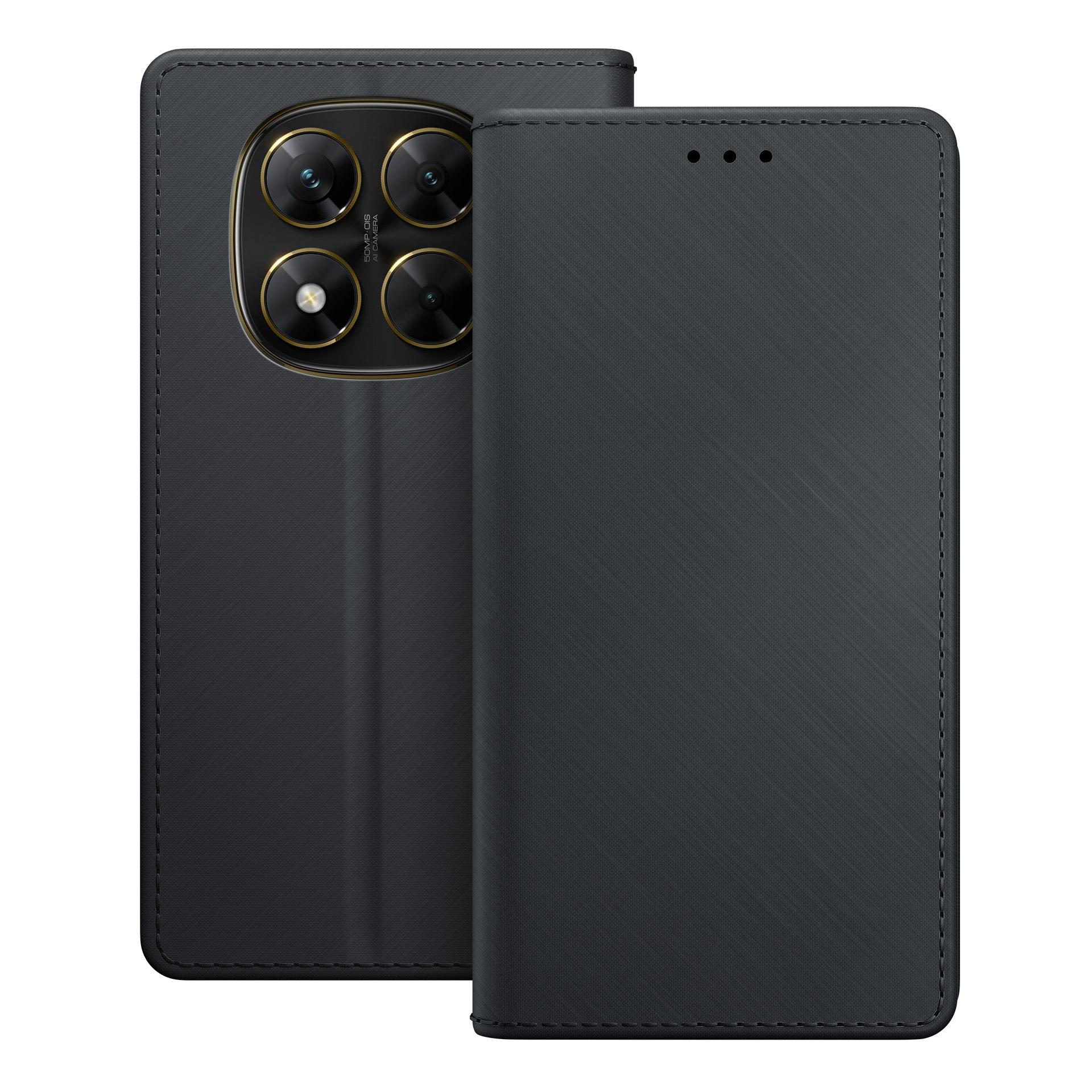 Czarne etui z klapką leży obok smartfona z czterema aparatami.