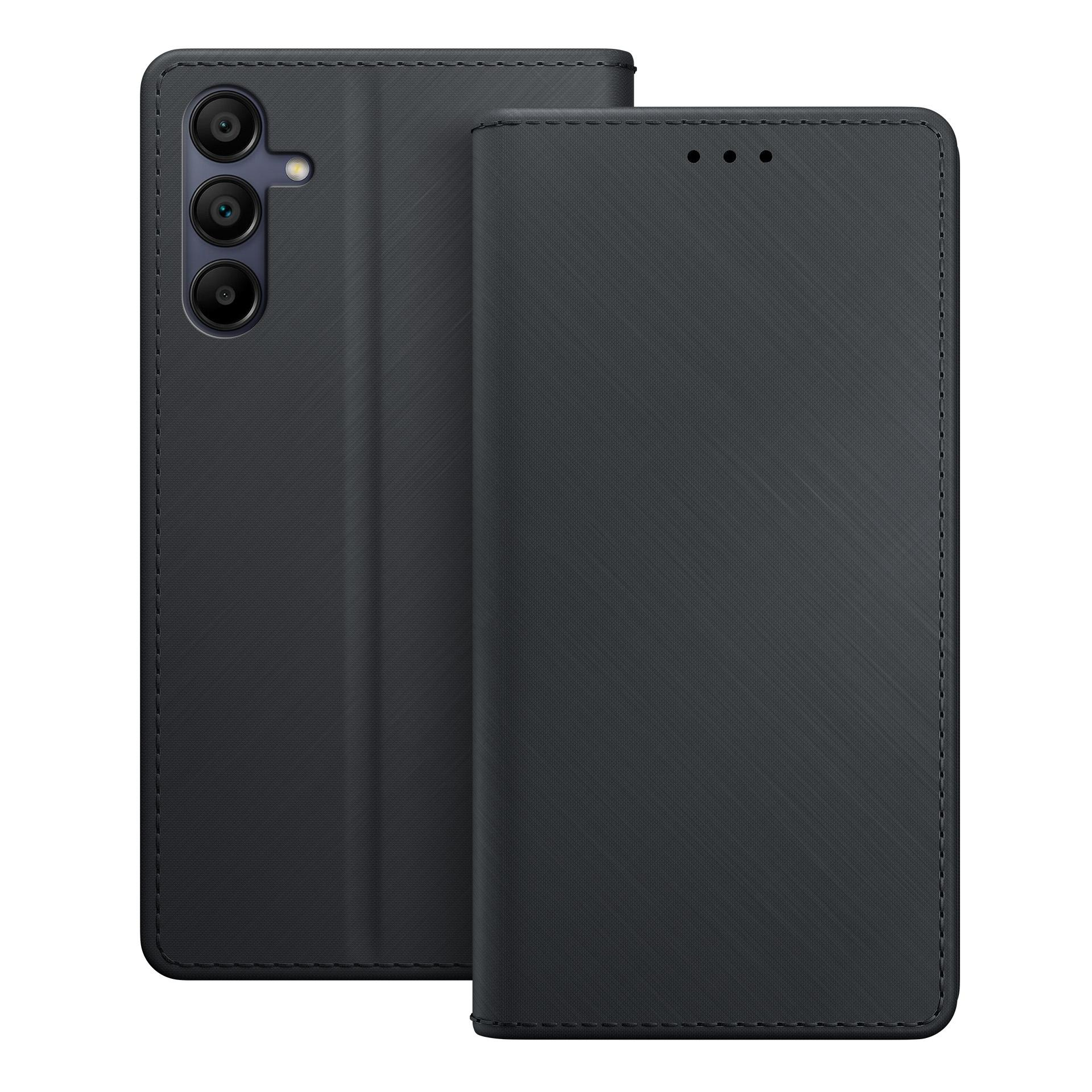 Czarne etui z klapką na telefon z trzema widocznymi aparatami z tyłu.