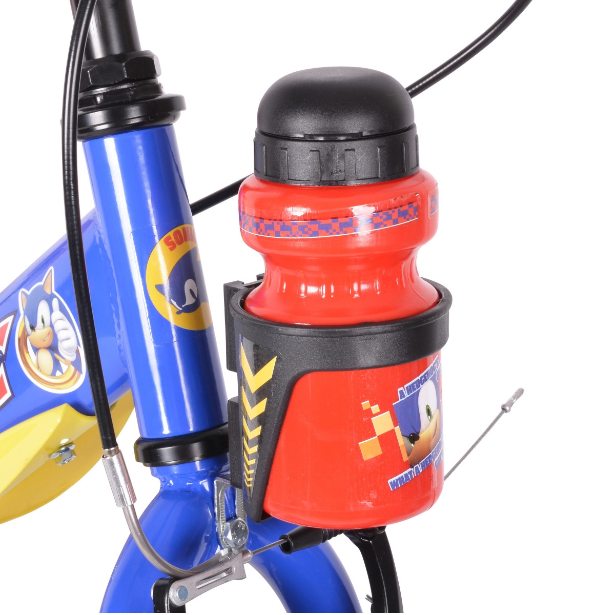 Czerwony uchwyt na bidon z motywem Sonic na niebieskiej ramie roweru.