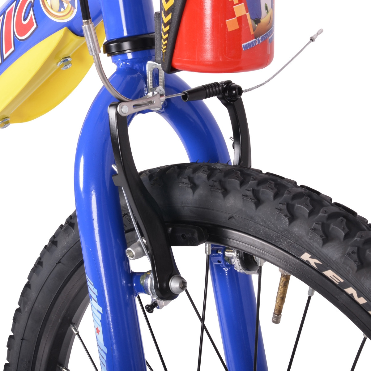 Przednia opona i niebieski widelec roweru dziecięcego z czerwonym uchwytem na bidon.