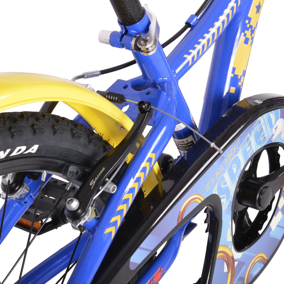 Niebieski rower dziecięcy z żółtym błotnikiem i motywem Sonic.