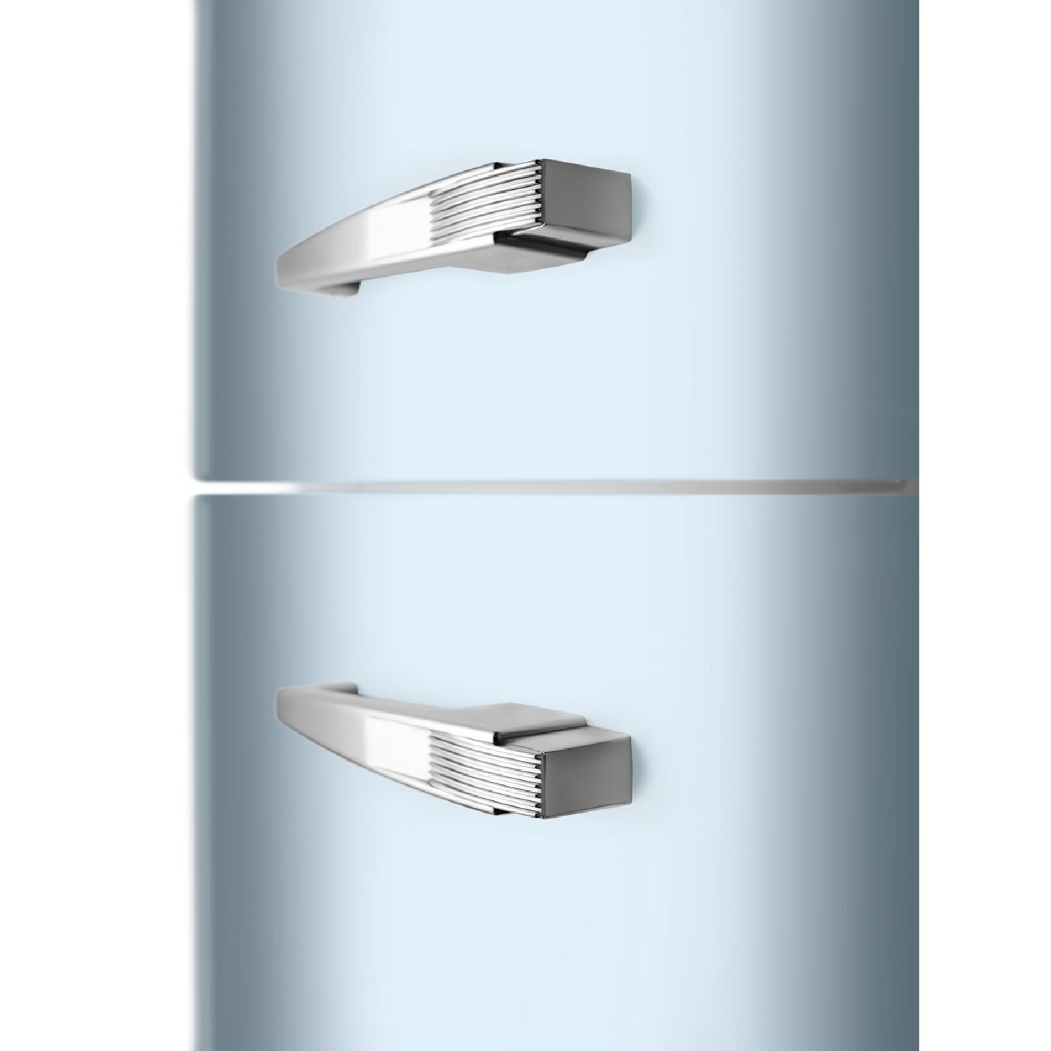 Zwei silberne Kühlschrankgriffe auf blauem Hintergrund.