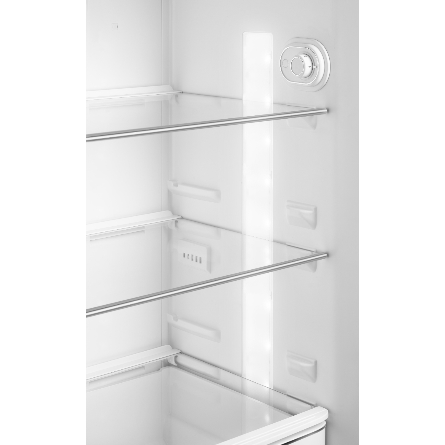 Innenansicht eines leeren Kühlschranks mit Glasböden und LED-Beleuchtung.