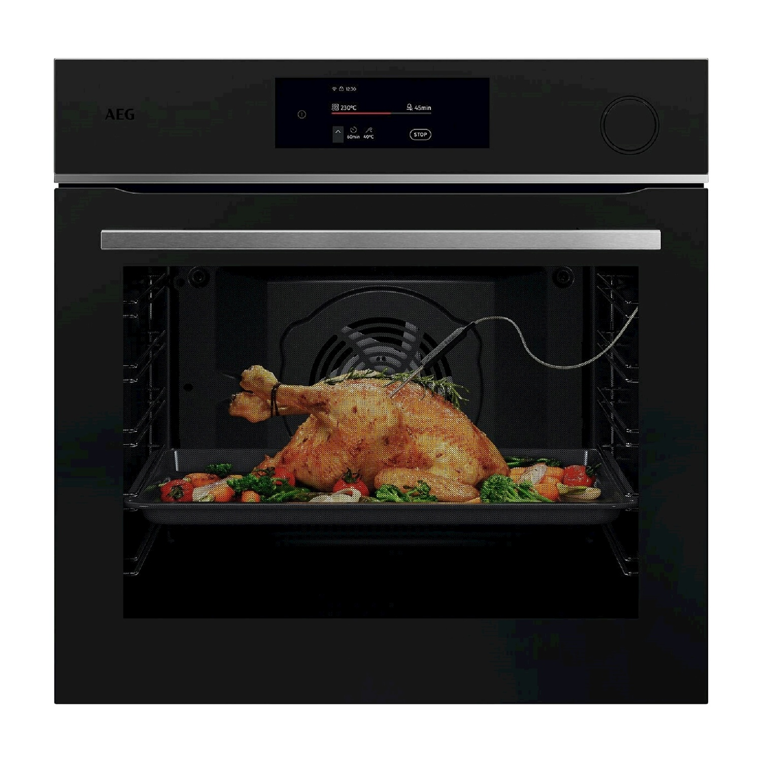 Piekarnik AEG z pieczonym kurczakiem i warzywami na blasze.