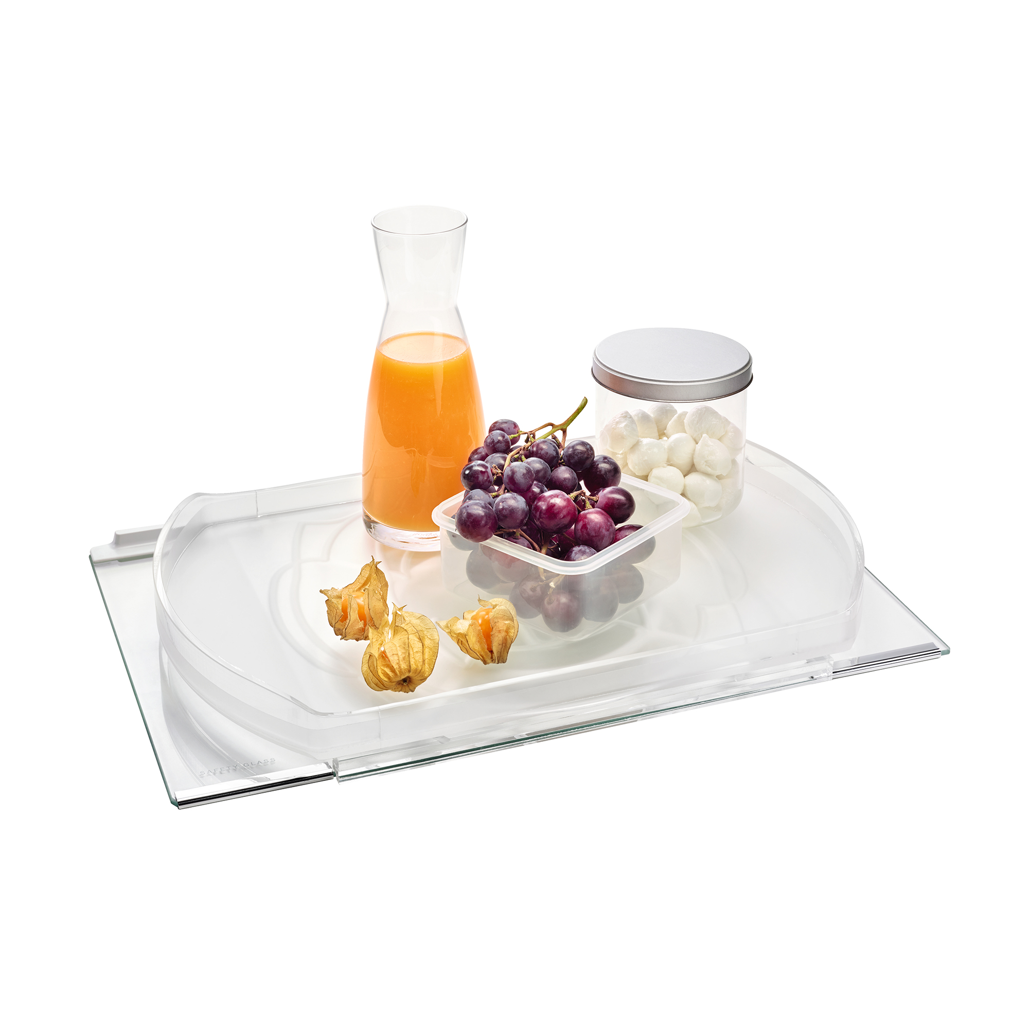 Un vaso de jugo de naranja, uvas, physalis y bolitas de mozzarella en una bandeja de cristal.