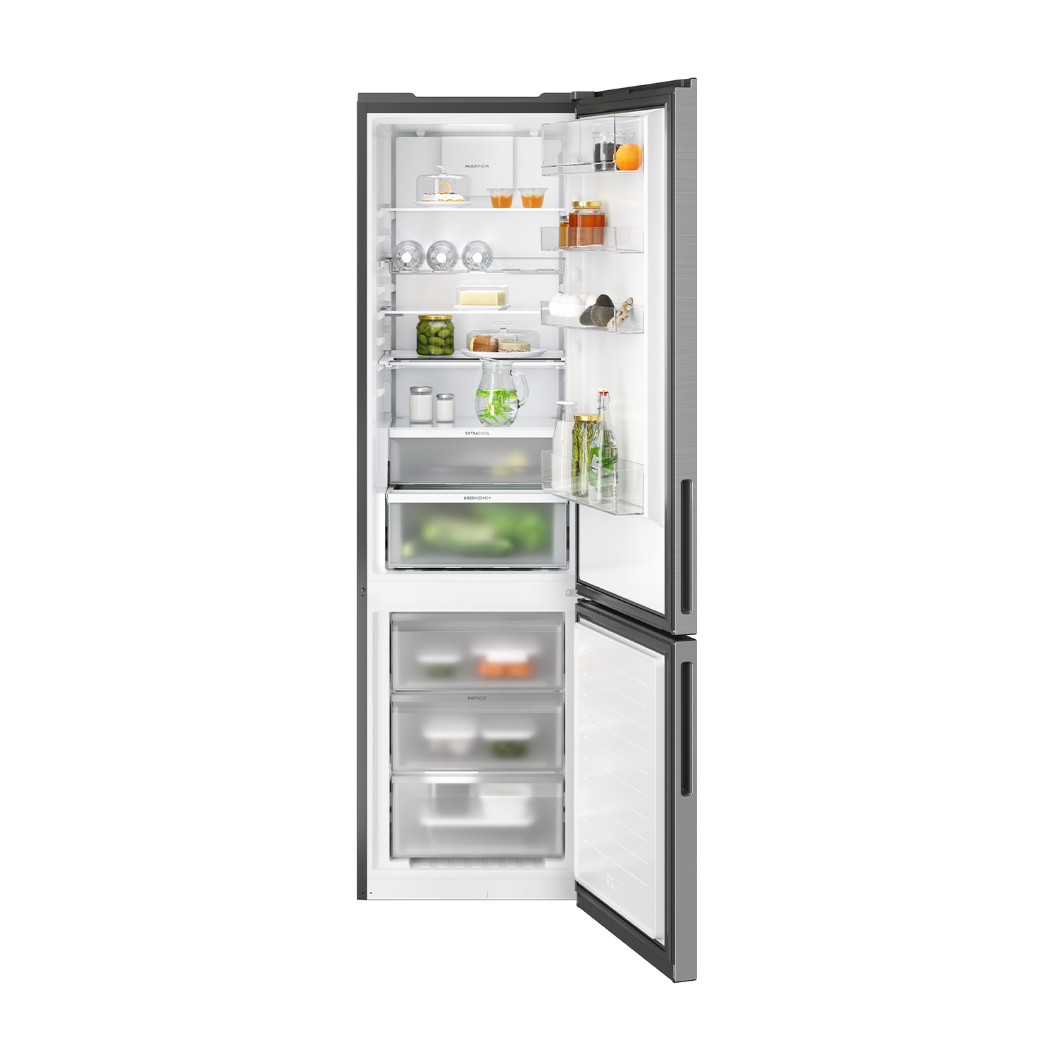 Un refrigerador abierto con alimentos como pepinillos, mantequilla y bebidas.