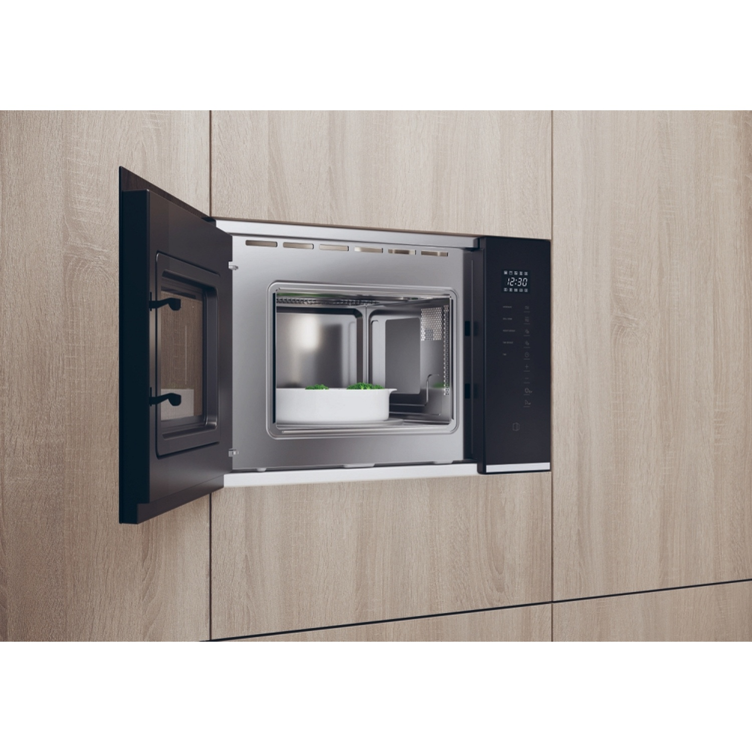Een ingebouwde zilveren magnetron met de deur open, tegen een houten achtergrond.
