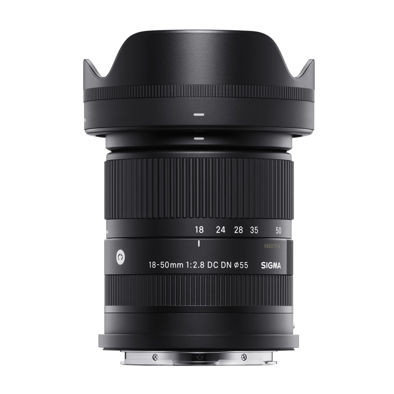 Czarny obiektyw Sigma 18-50mm f/2.8 DC DN z osłoną przeciwsłoneczną i oznaczeniami pierścienia zoomu.