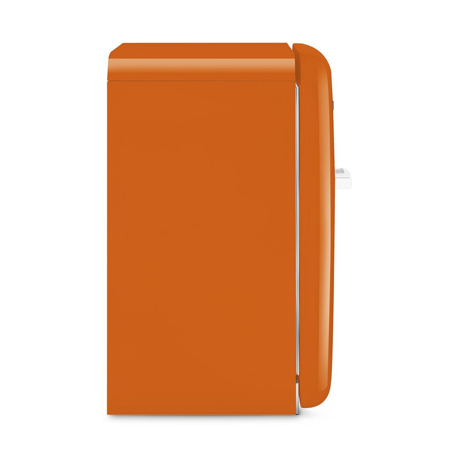 Puerta de refrigerador naranja con detalles plateados sobre fondo blanco.