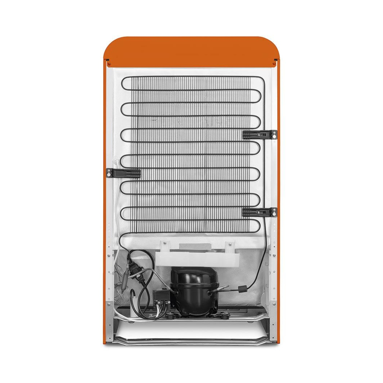 Parte trasera de un refrigerador naranja con serpentines y compresor visibles.