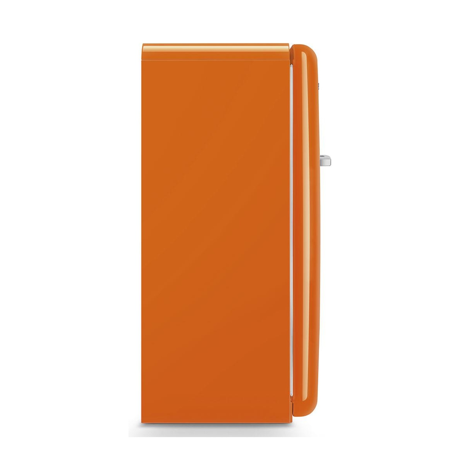 Un refrigerador retro naranja con un asa plateada, visto de lado.