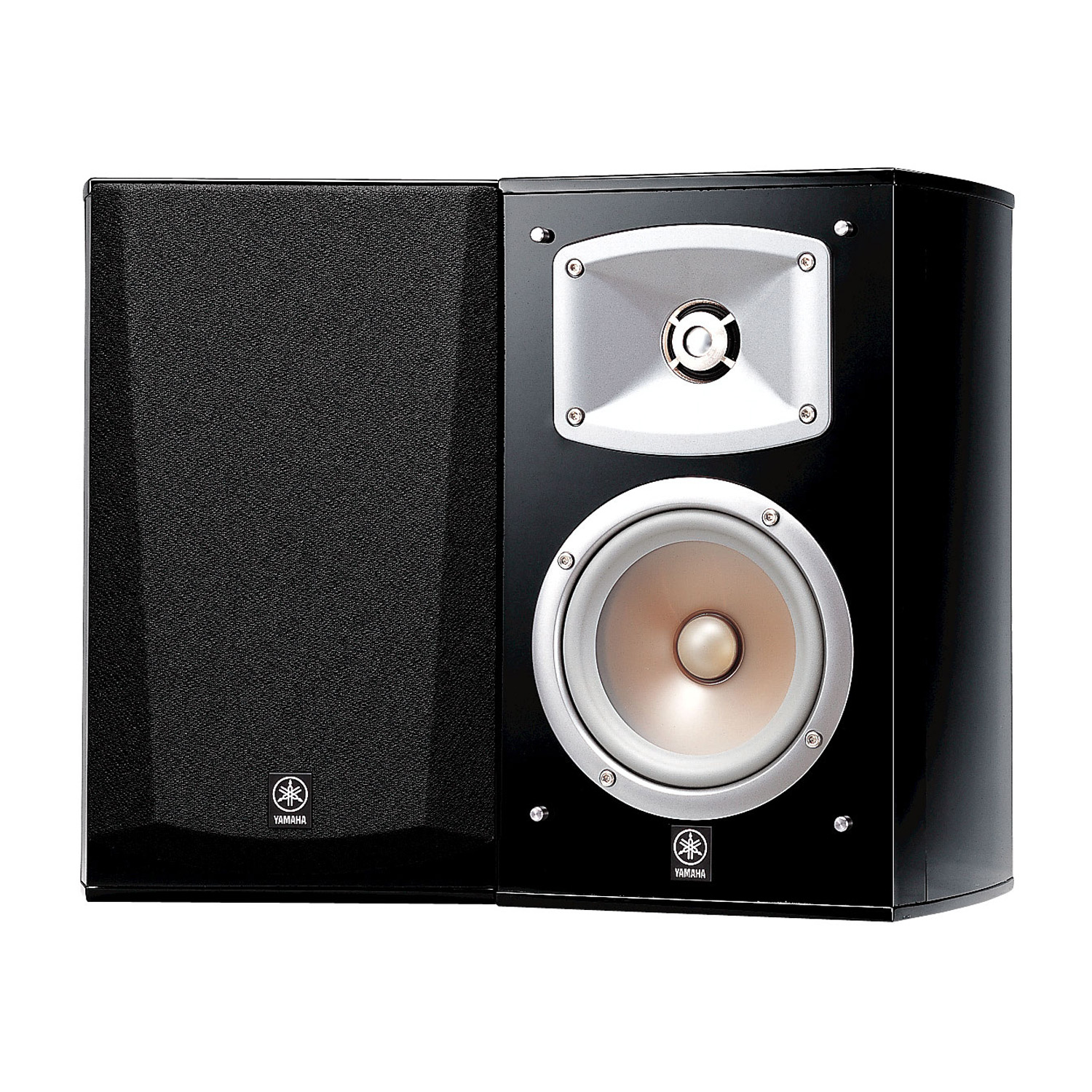Gümüş tiz ve bej woofer'lı siyah Yamaha hoparlör.