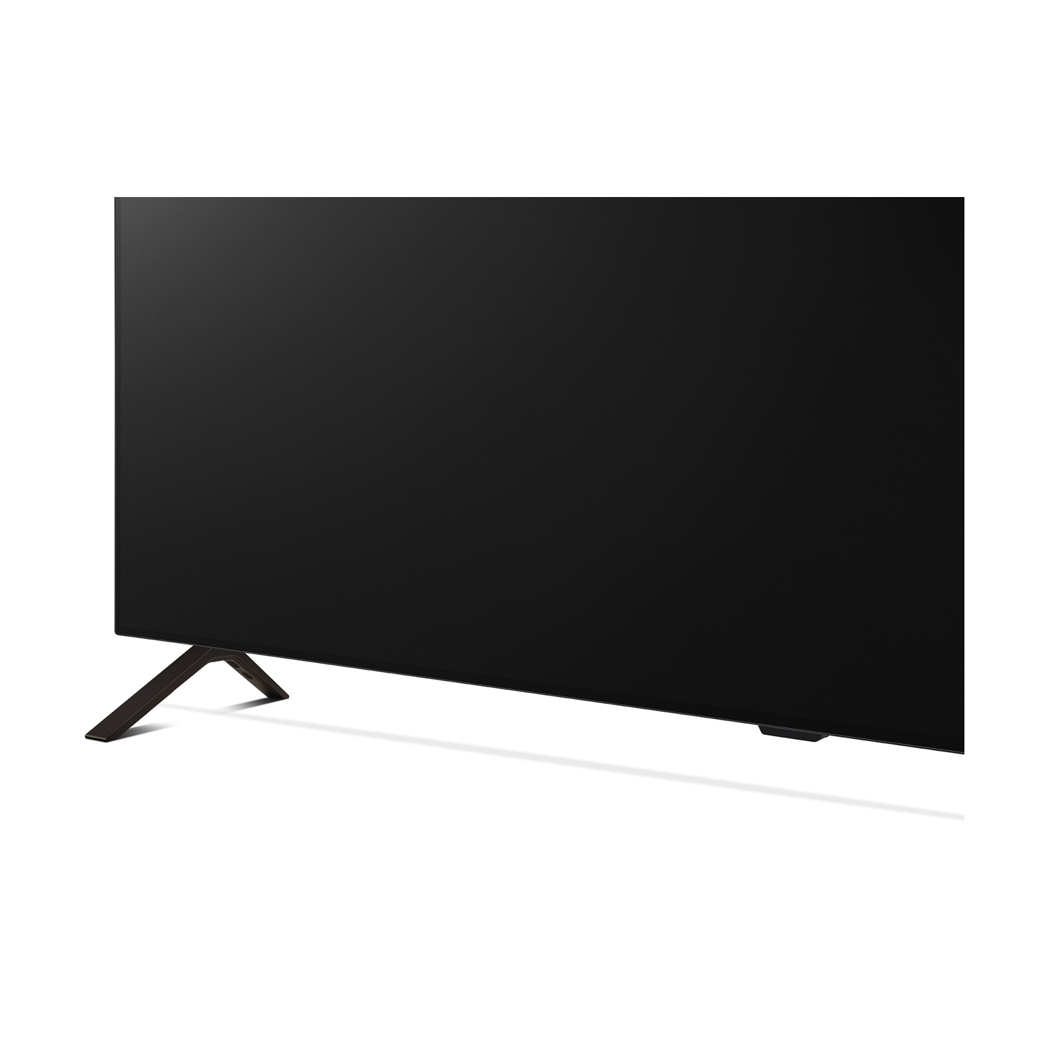 Une télévision sombre avec un pied métallique sur fond blanc.