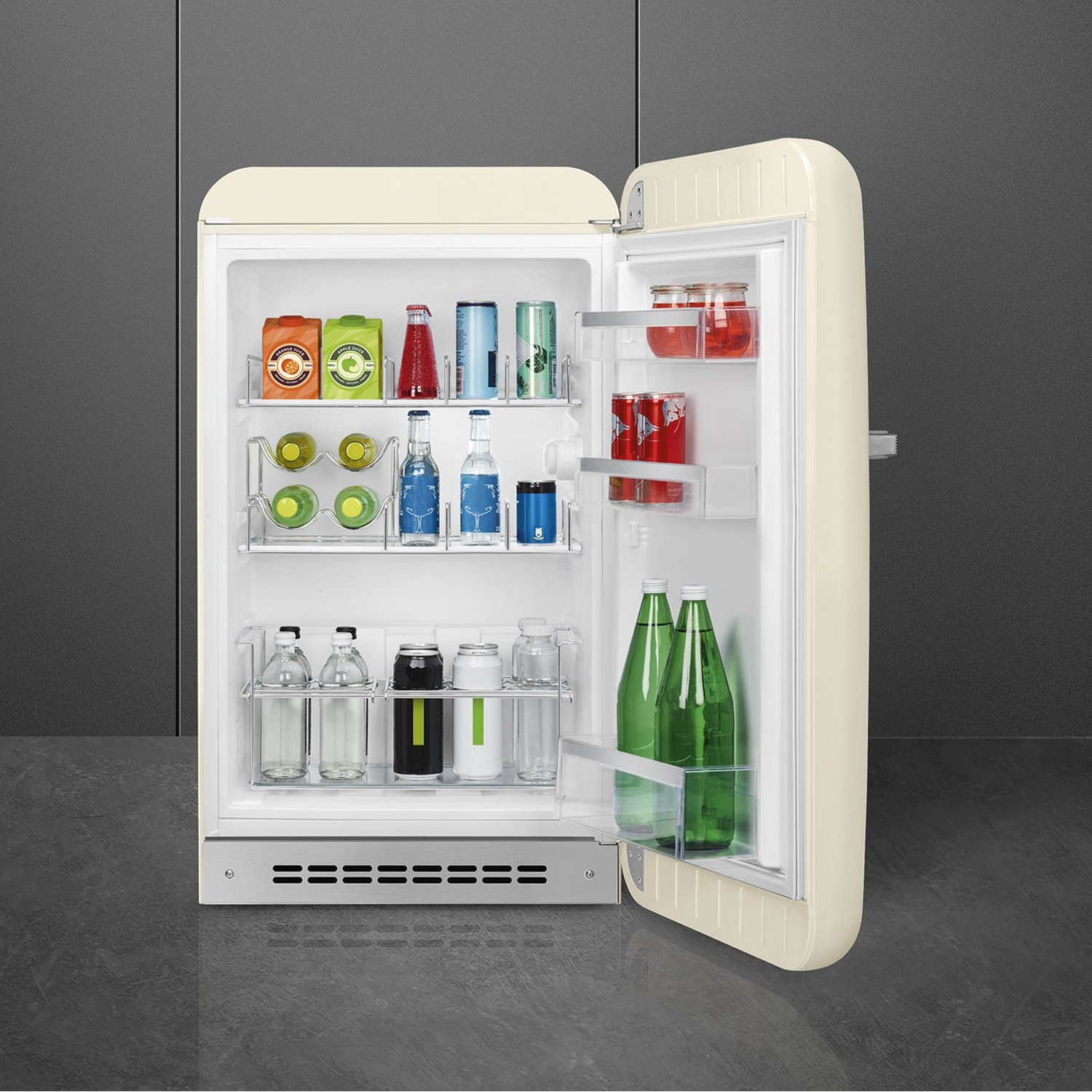 Un refrigerador abierto de color crema con varias bebidas y frascos.
