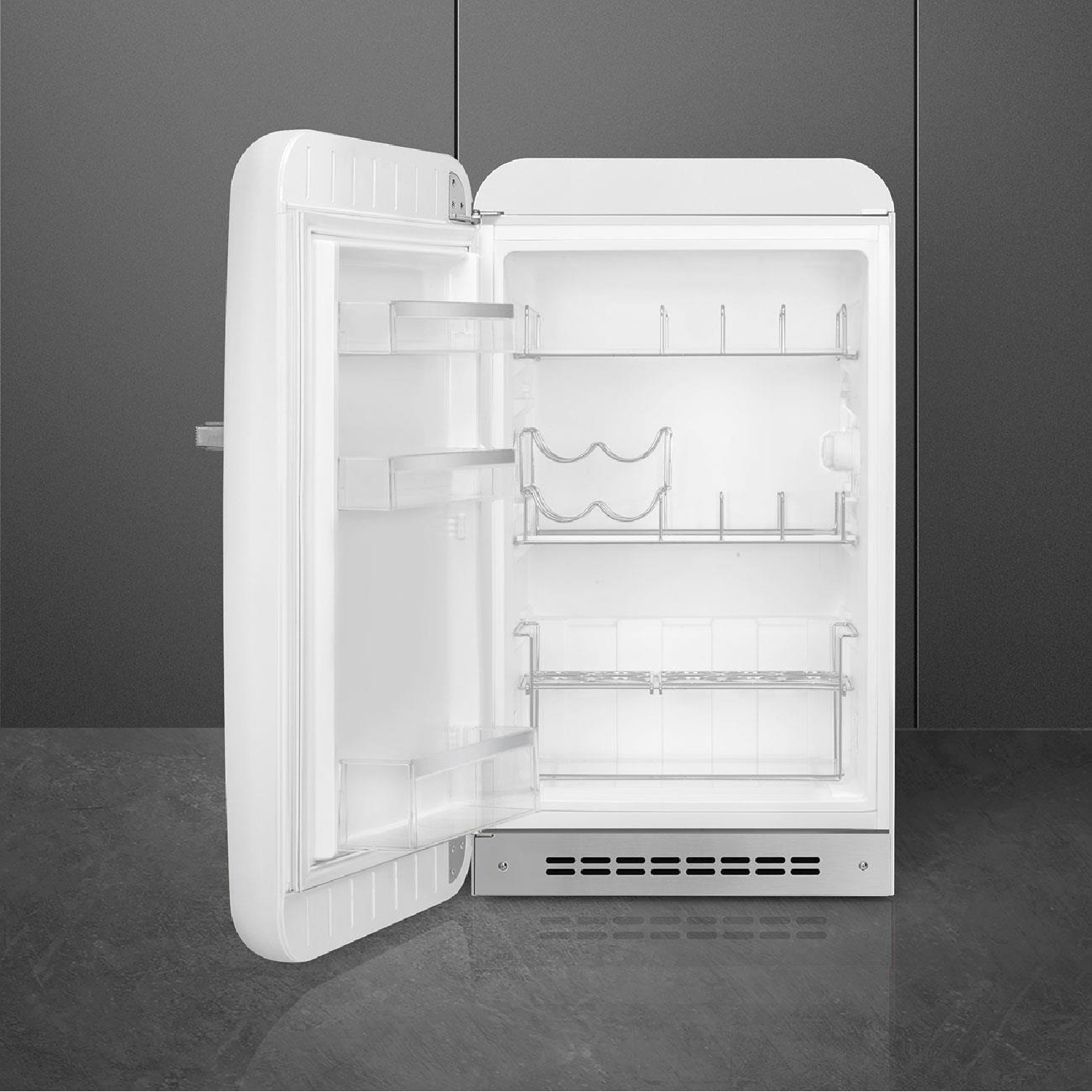 Un refrigerador blanco abierto con estantes y compartimentos.