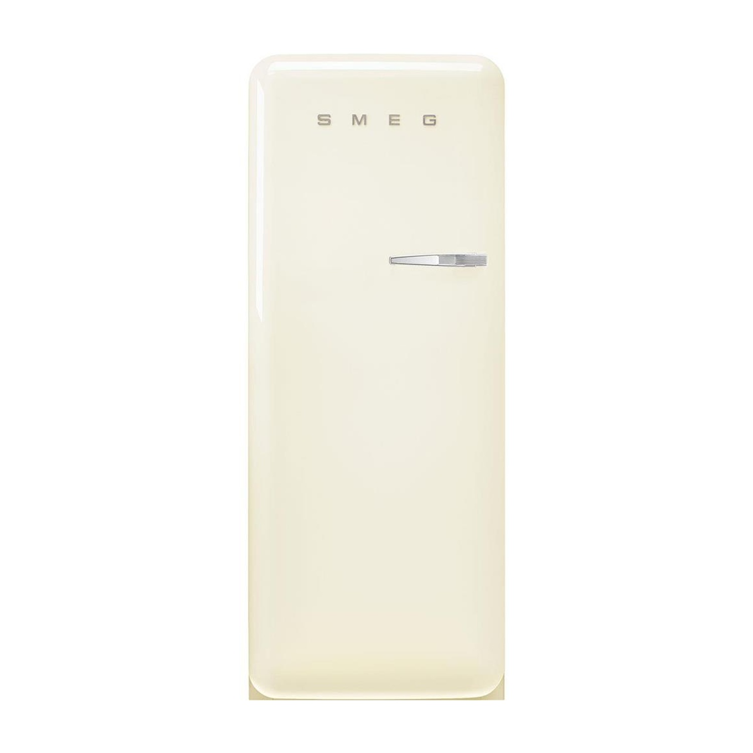 Un refrigerador SMEG color crema con asa y logo plateados.