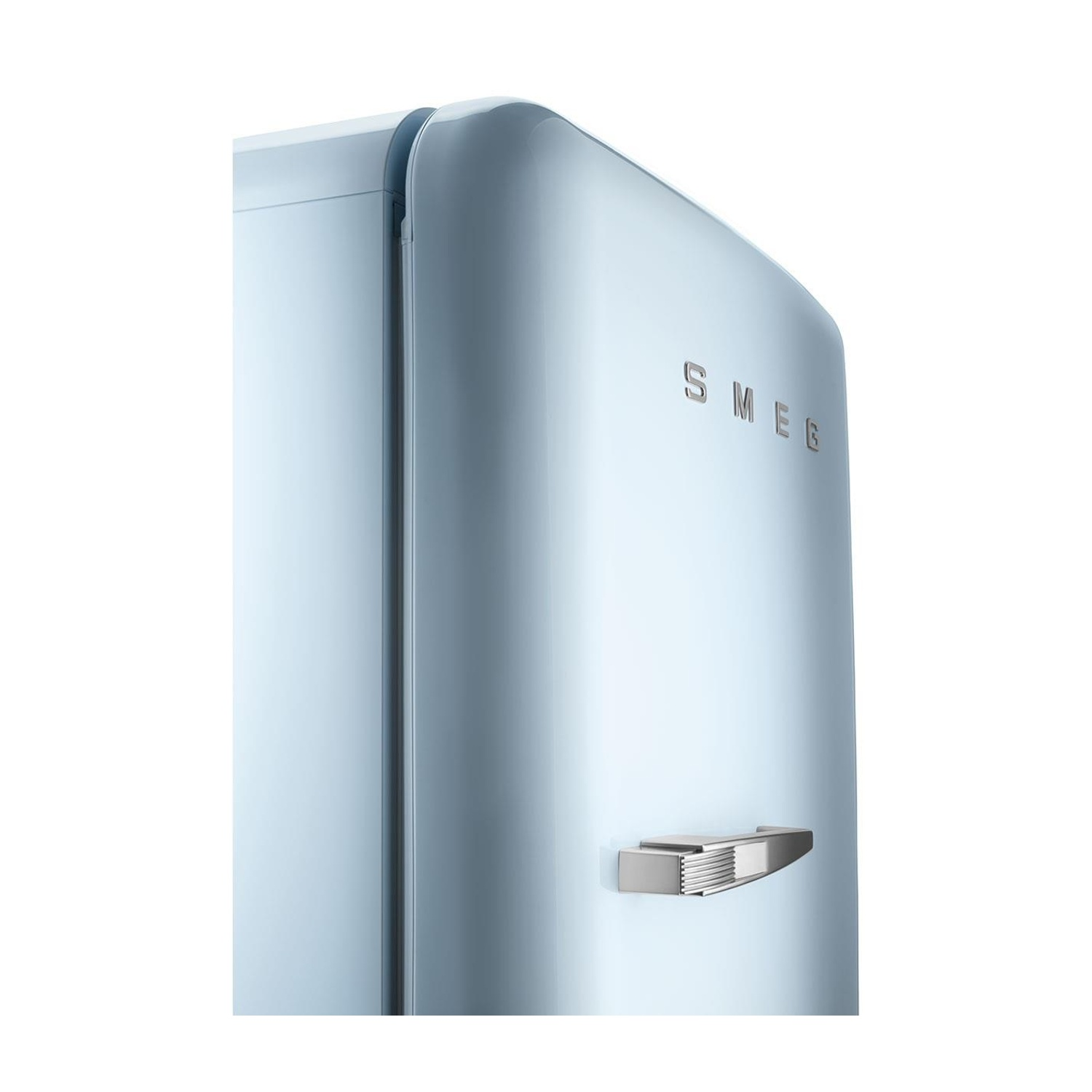 Un refrigerador azul claro con un asa plateada y logo SMEG.