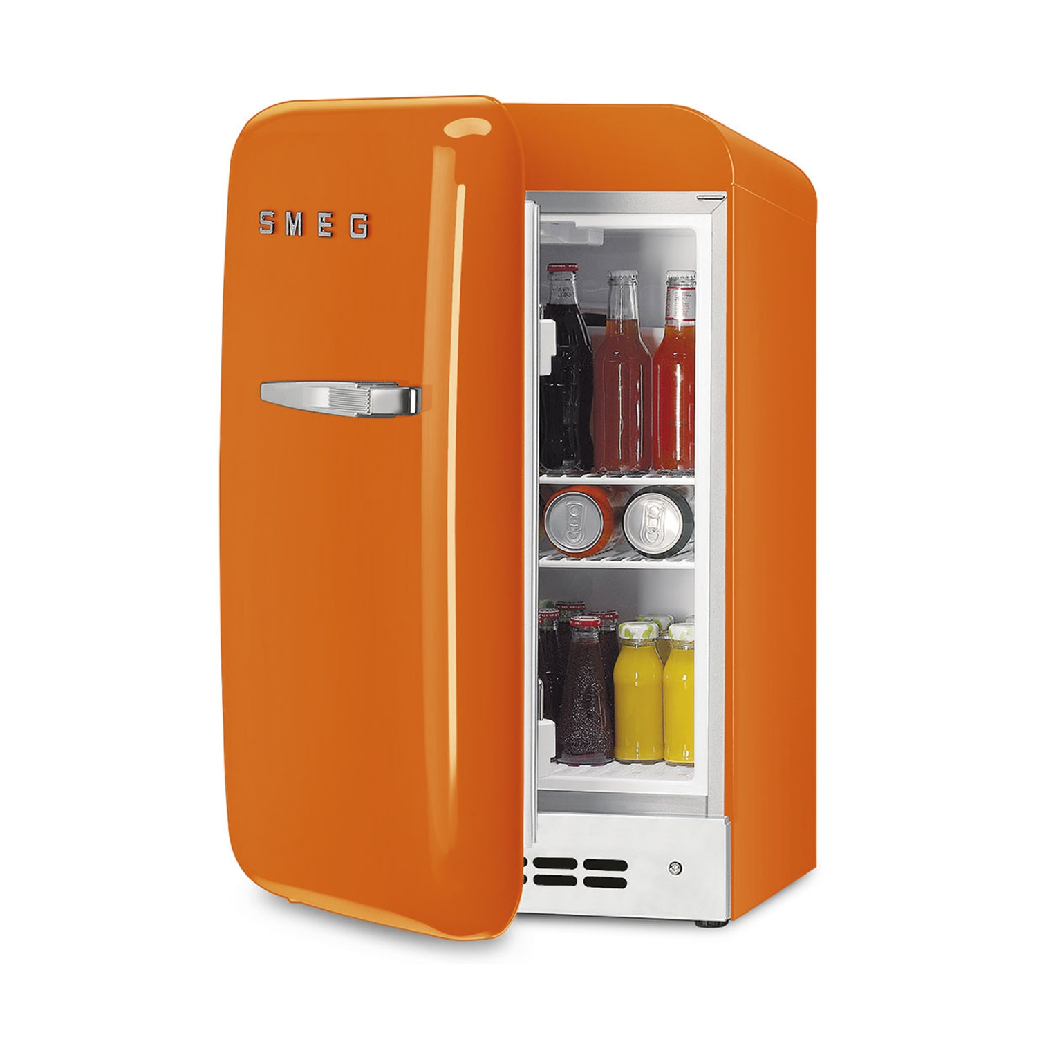 Una nevera Smeg naranja abierta, llena de bebidas.