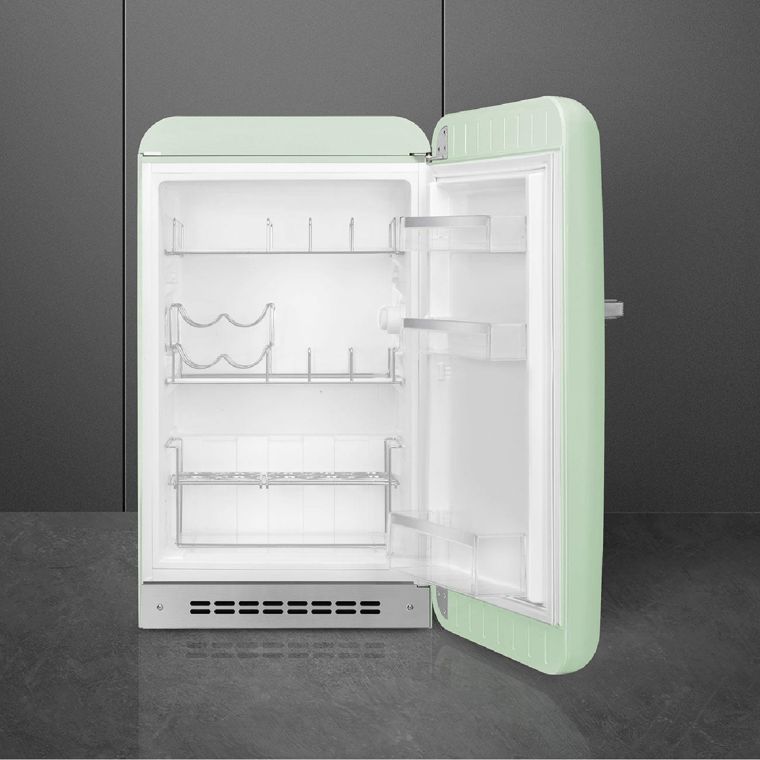 Un refrigerador abierto, verde pastel, con estantes plateados y botelleros.