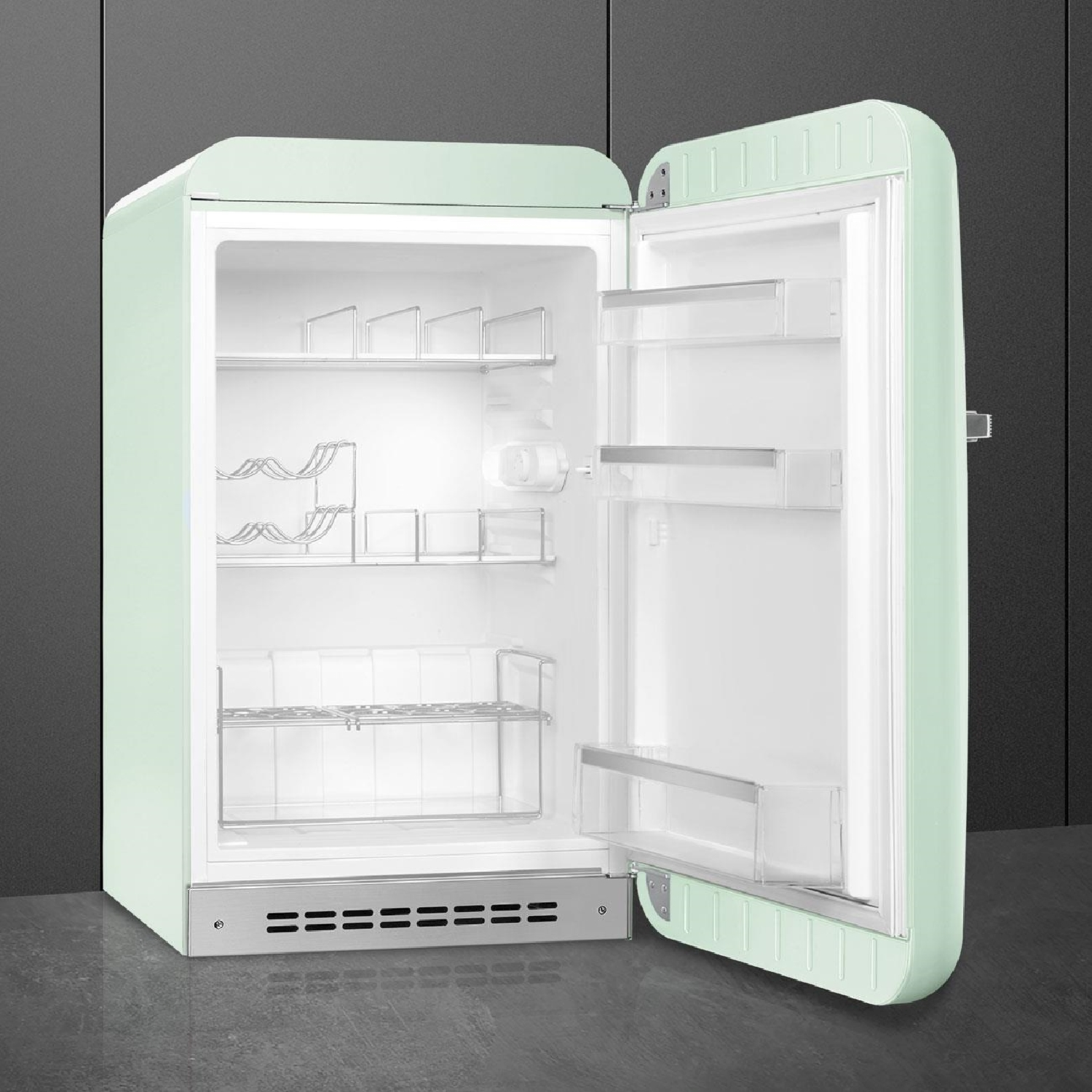 Un refrigerador abierto, verde menta, con estantes y compartimentos.