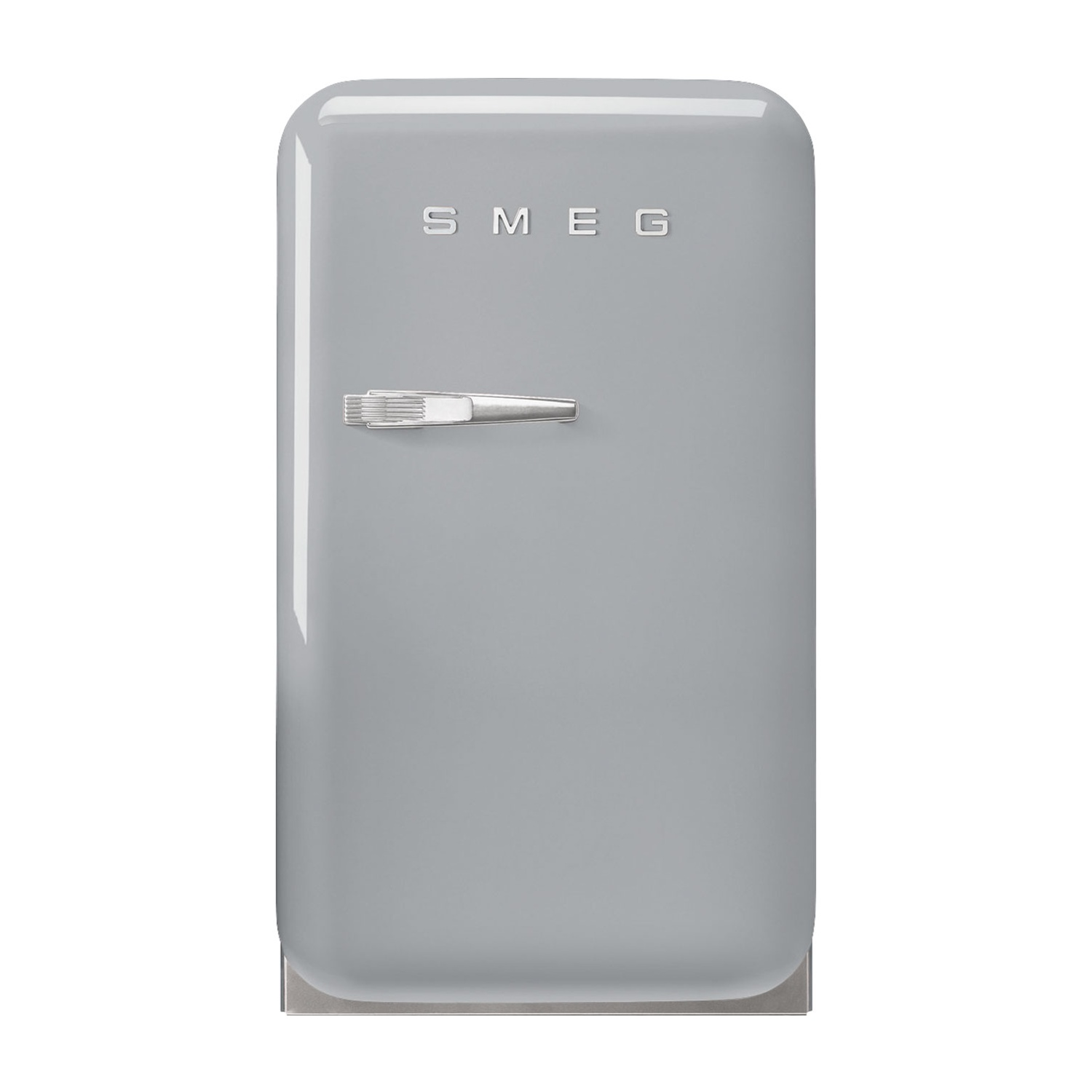 Refrigerador SMEG gris con asa y logo plateados.