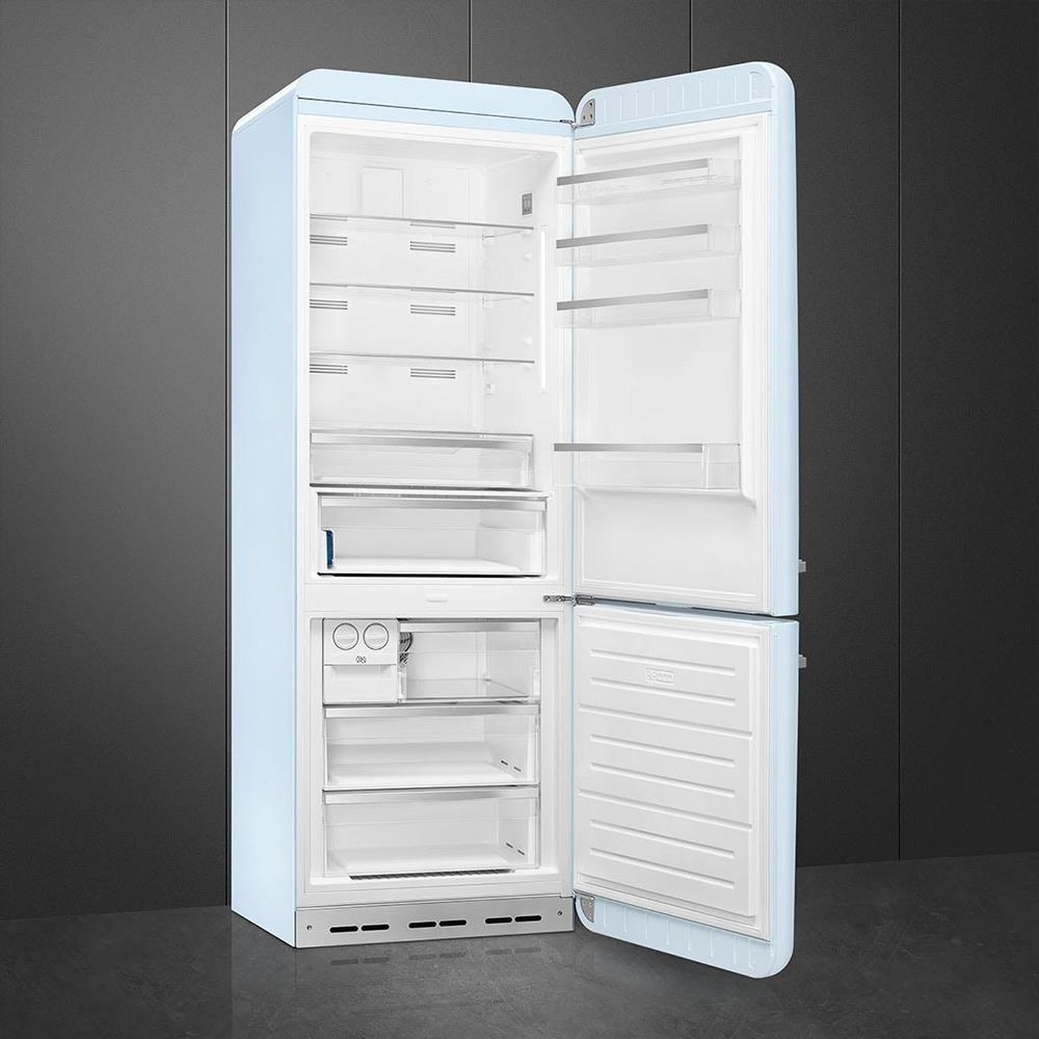 Un refrigerador azul claro con la puerta abierta, mostrando varios estantes.
