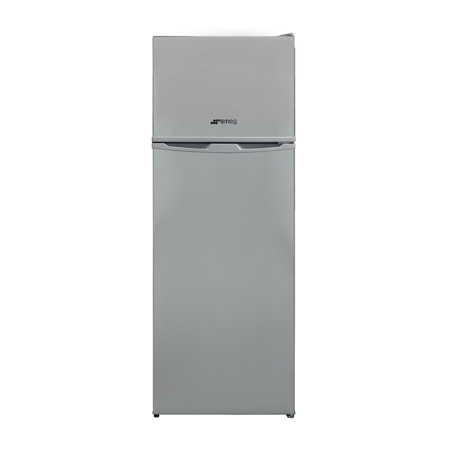 Un frigorífico plateado independiente con congelador superior y el logo de Smeg.
