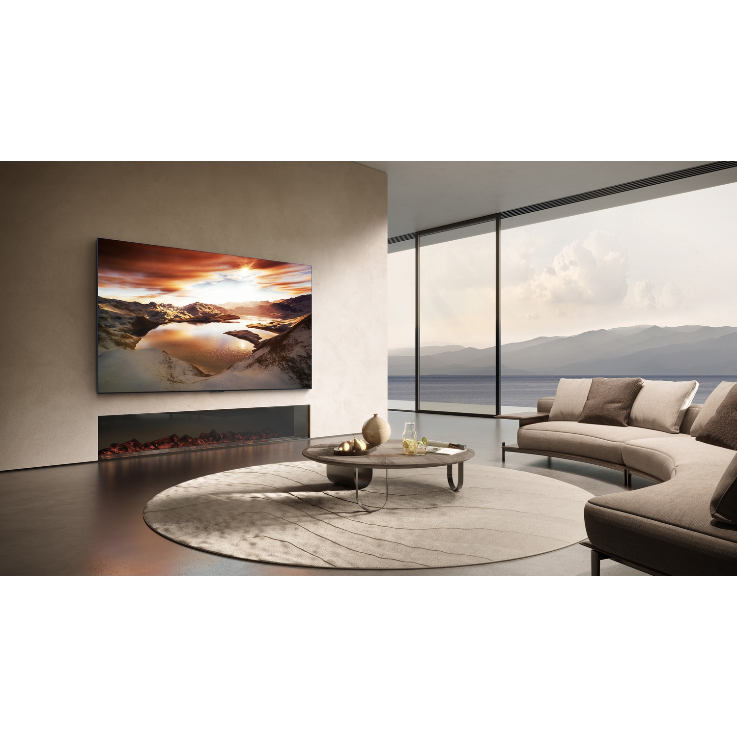 Nowoczesny salon z telewizorem, kominkiem, sofą i widokiem na morze.