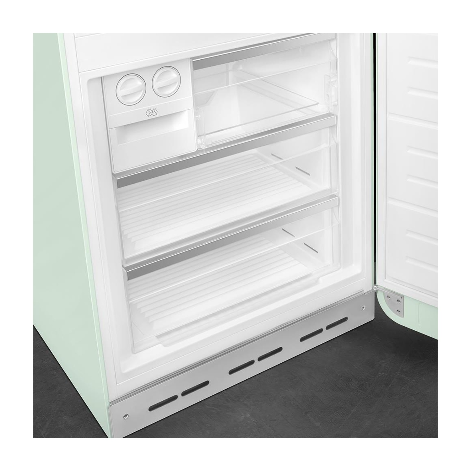 Interior de refrigerador verde claro con puertas, cajones y estantes abiertos.