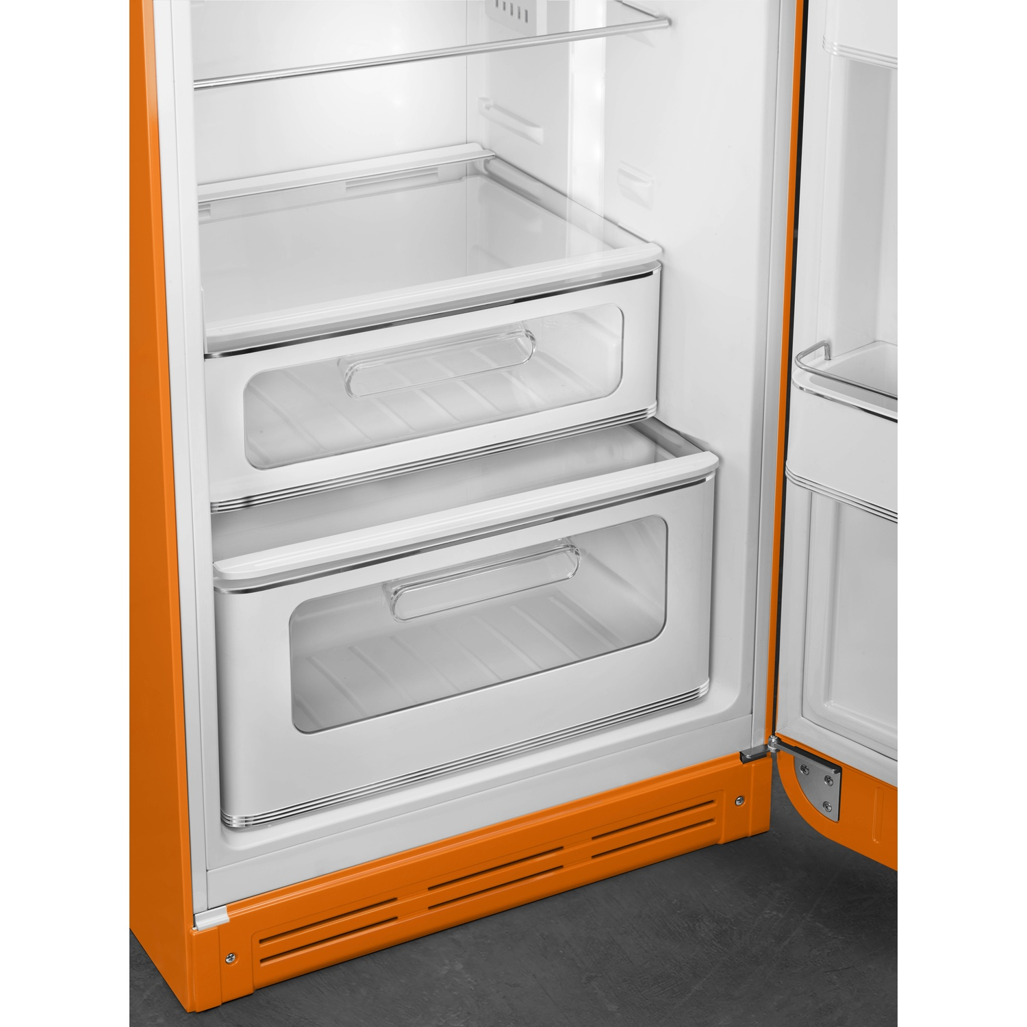 Innenansicht eines offenen orangefarbenen Kühlschranks mit weißen Schubladen.