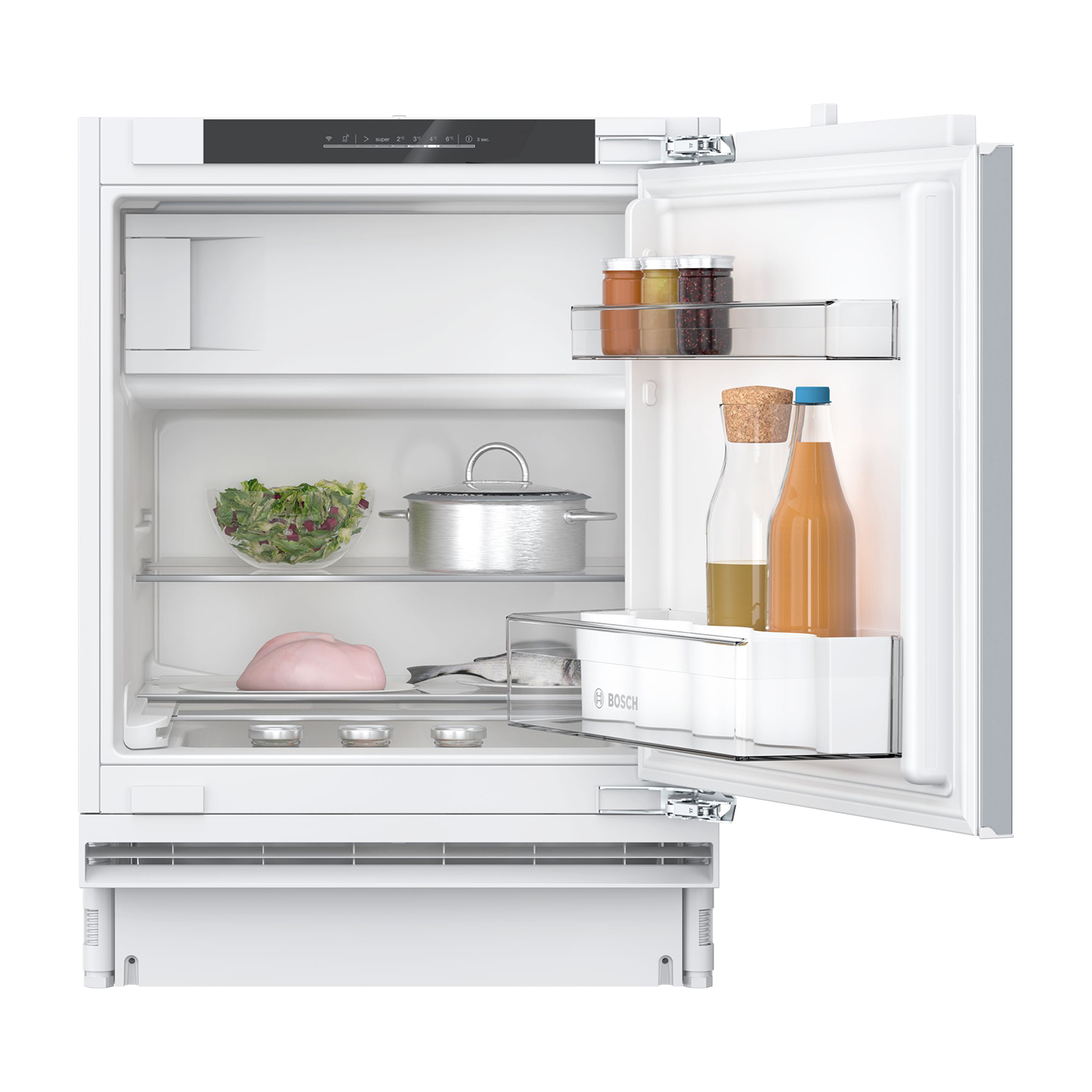 Ein offener Kühlschrank mit Lebensmitteln wie Salat, Fleisch und Flaschen auf den Regalen.