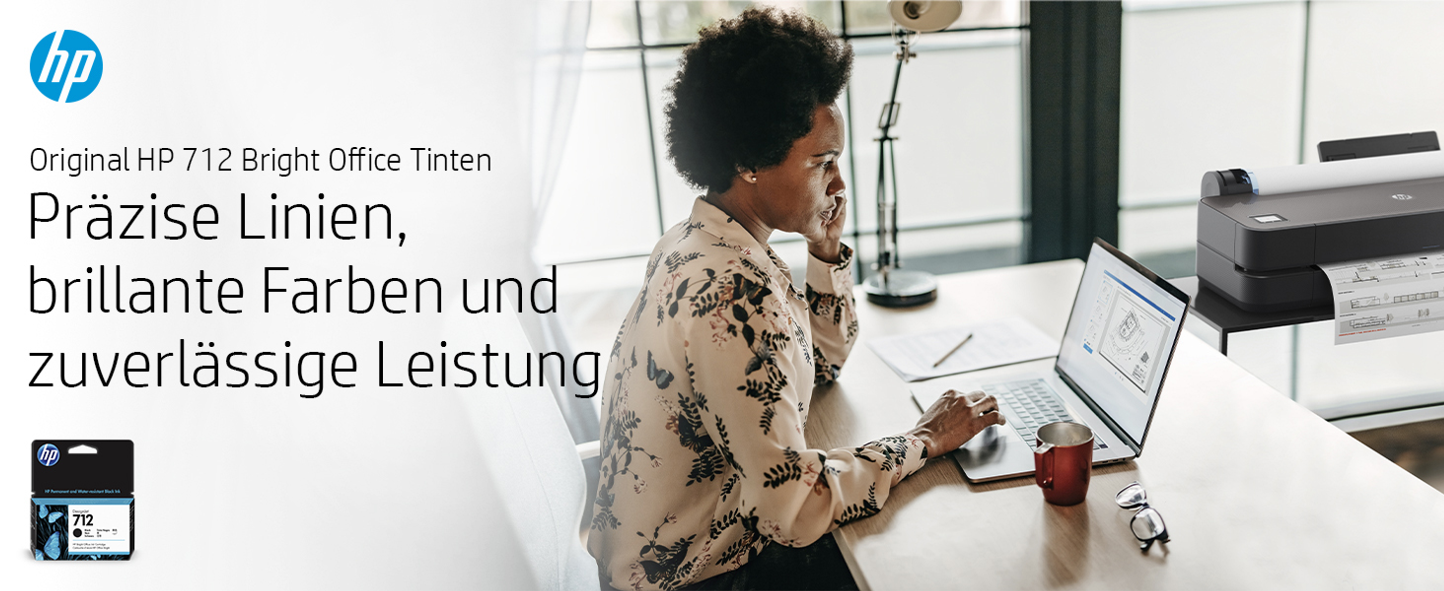 Kobieta przy biurku z drukarką i laptopem HP. Tekst reklamuje tusz HP.