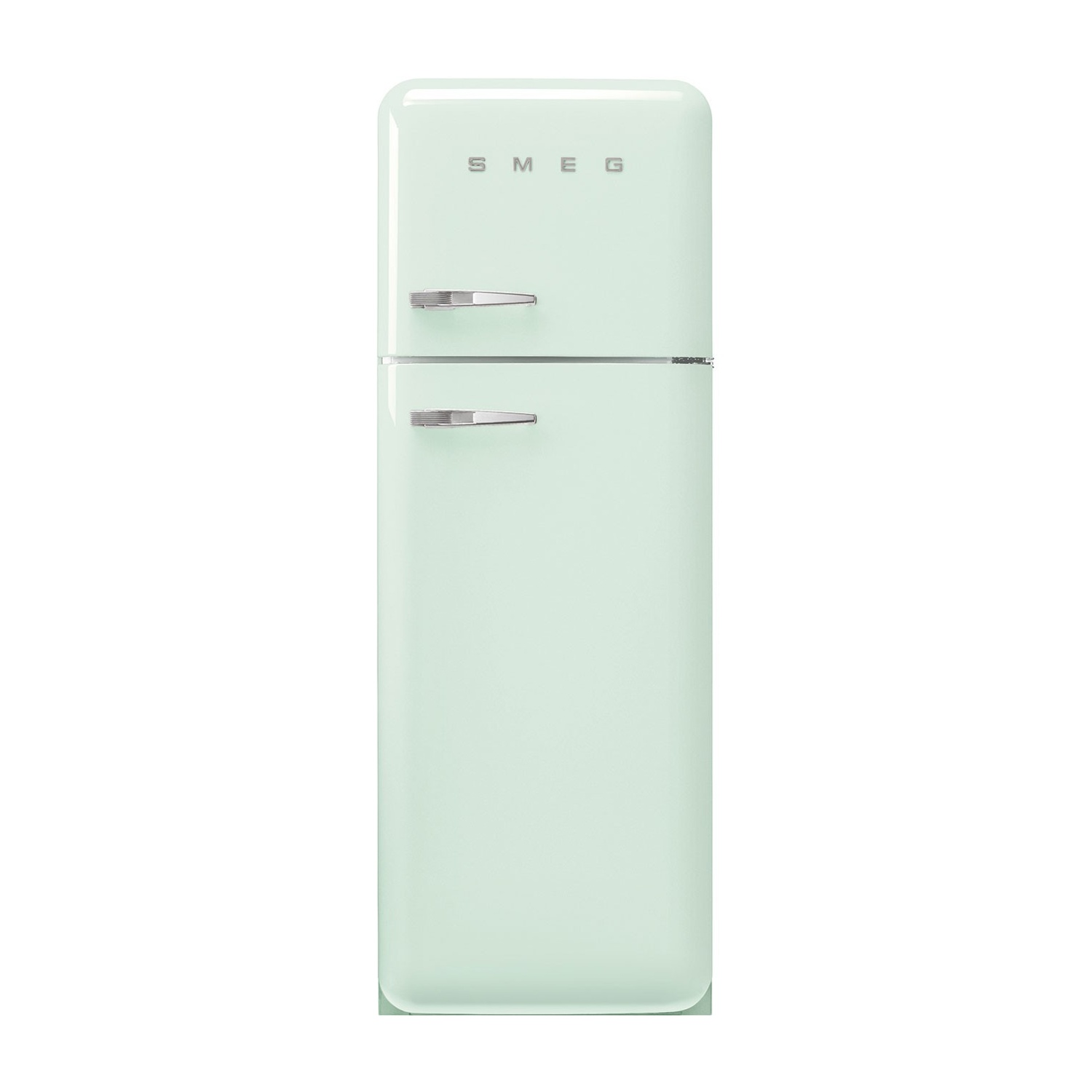 Un refrigerador Smeg verde claro con asas plateadas y el logo SMEG arriba.