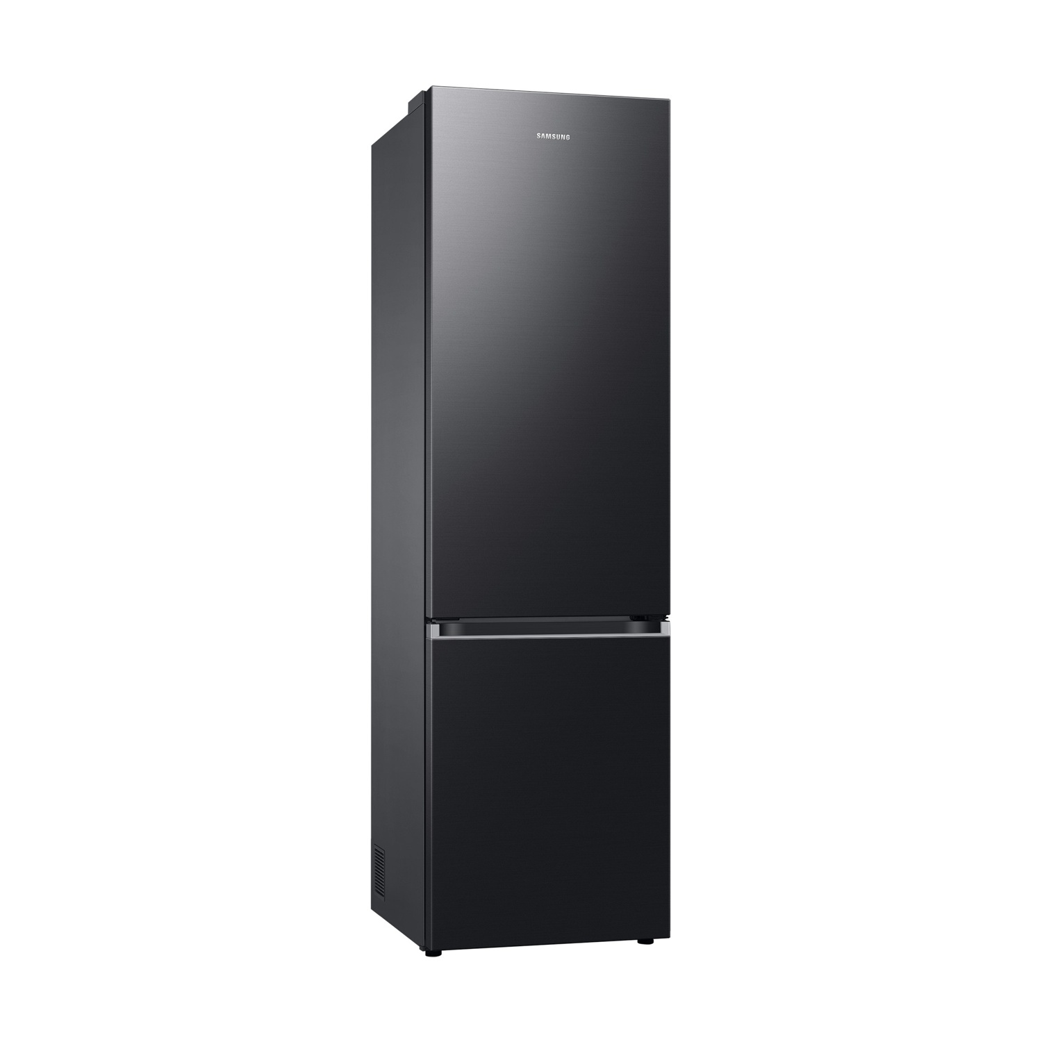 Ein schwarzer Samsung Kühlschrank mit Gefrierfach steht isoliert auf weißem Hintergrund.