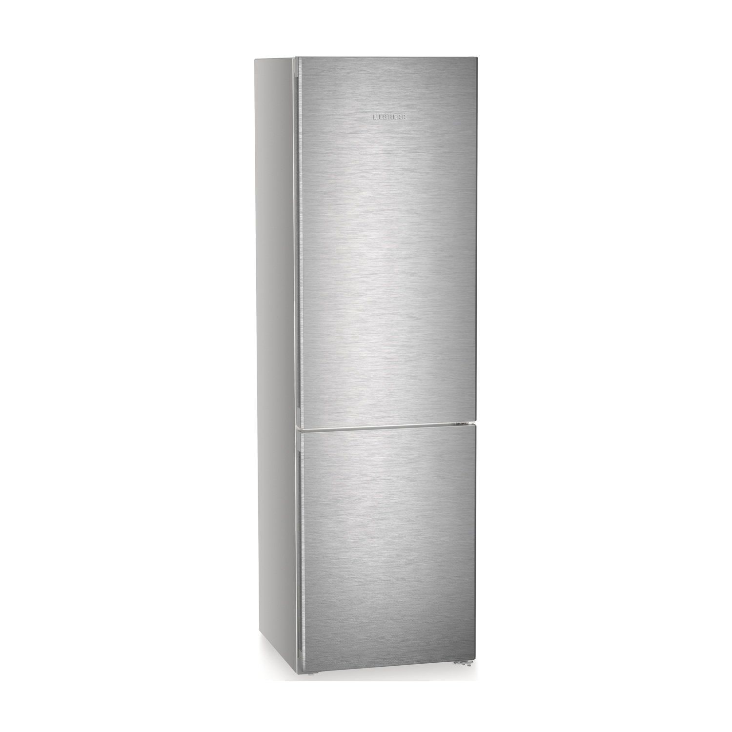 Una elegante unidad combinada de frigorífico-congelador plateada sobre fondo blanco.