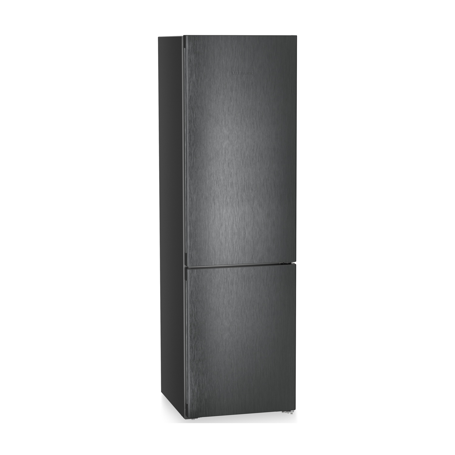 Un refrigerador oscuro con acabado cepillado se alza aislado sobre fondo blanco.