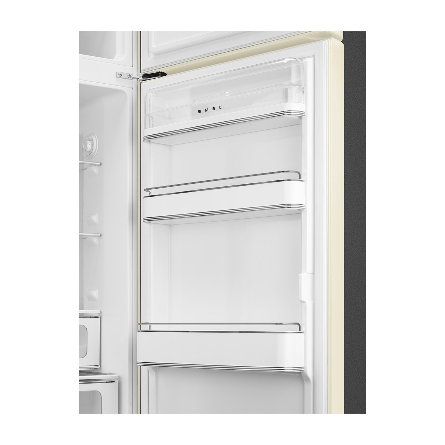 Ein offener cremefarbener Kühlschrank mit Regalen aus Glas und Metall.