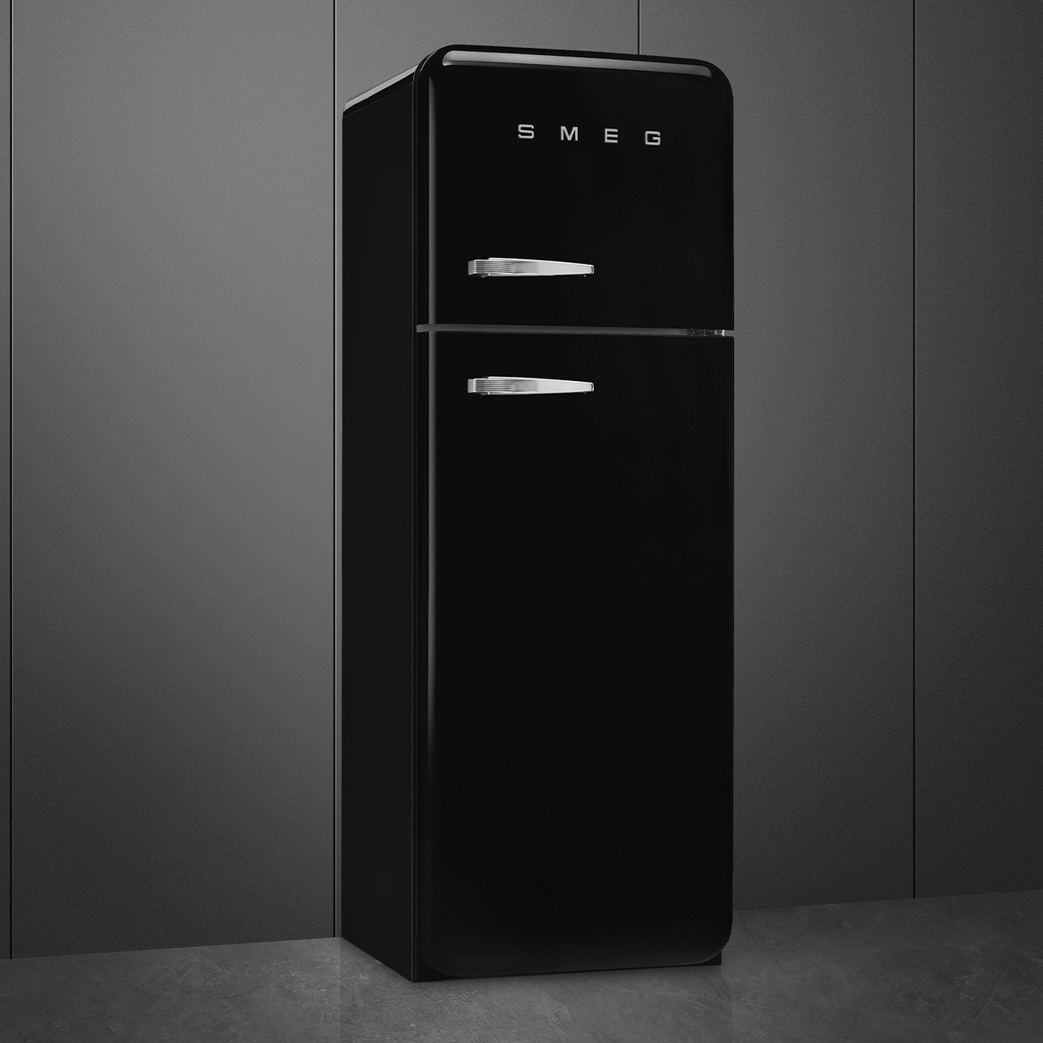 Ein schwarzer Smeg-Kühlschrank im Retro-Stil mit silbernen Griffen.