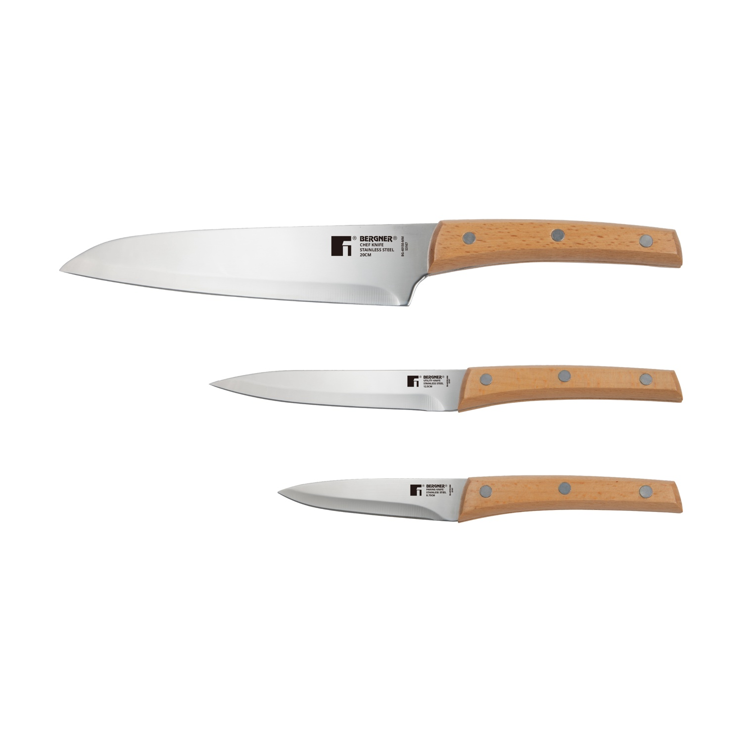 Tres cuchillos Bergner con mangos de madera sobre fondo blanco.