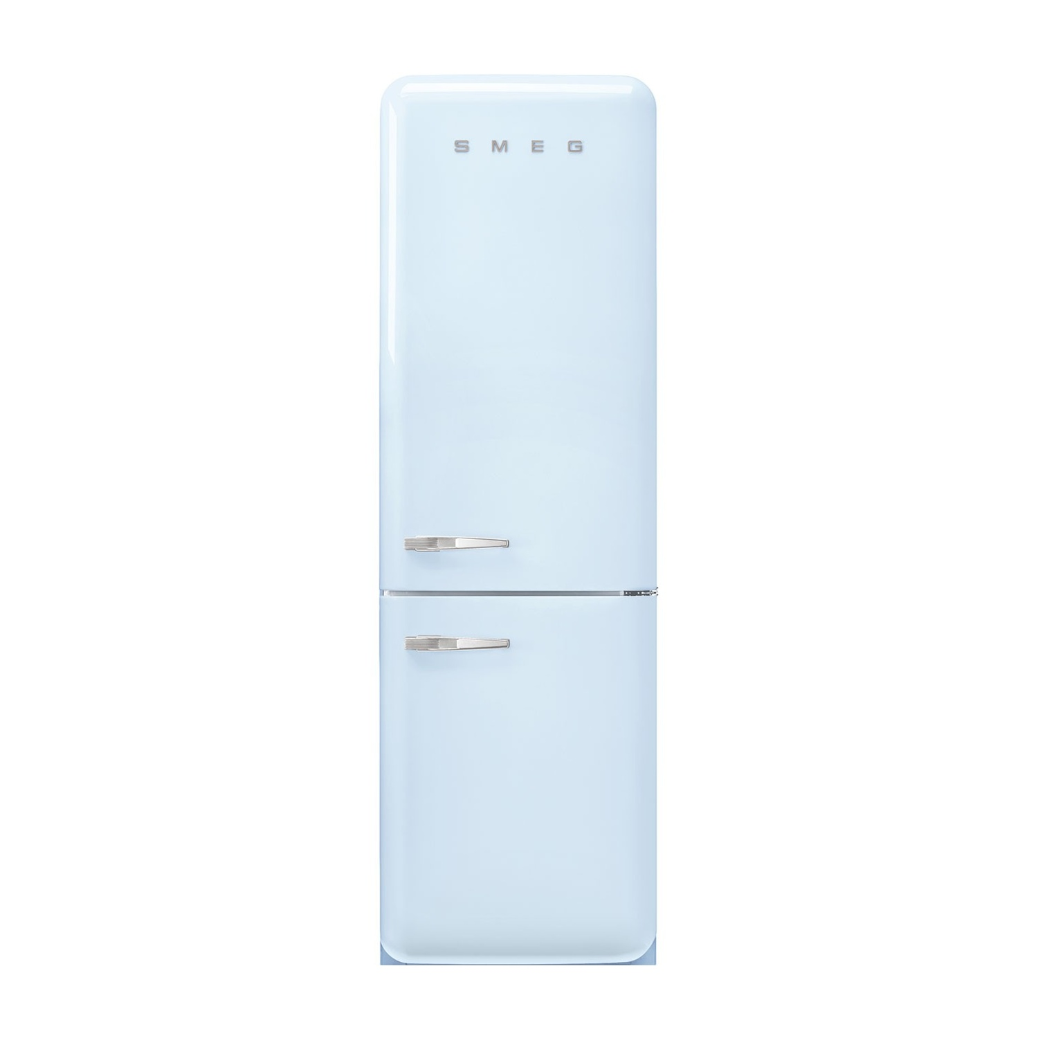 Ein hellblauer Smeg-Kühlschrank mit silbernen Griffen und silbernem Logo.