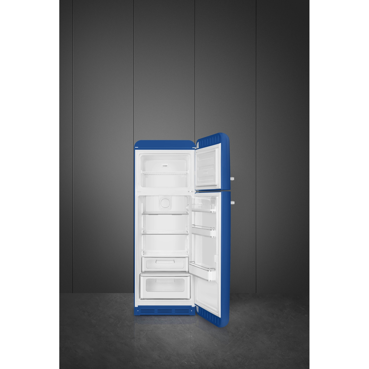 Un refrigerador azul abierto con múltiples estantes y cajones sobre un suelo oscuro.