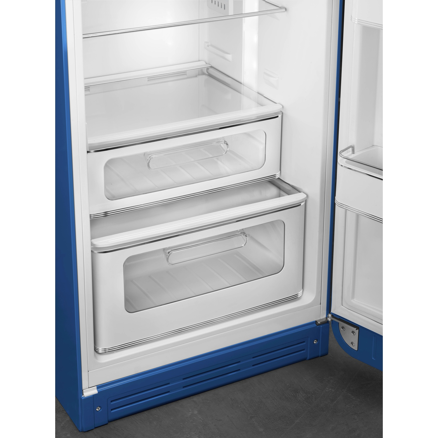 Interior de un refrigerador azul con cajones y estantes transparentes.
