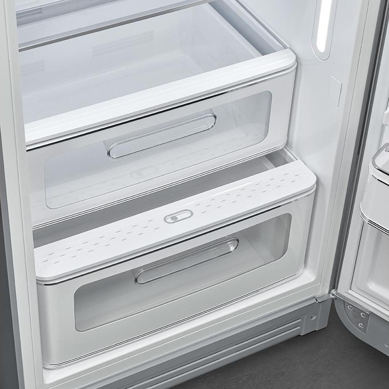 Vista interior de un refrigerador con dos cajones e iluminación.